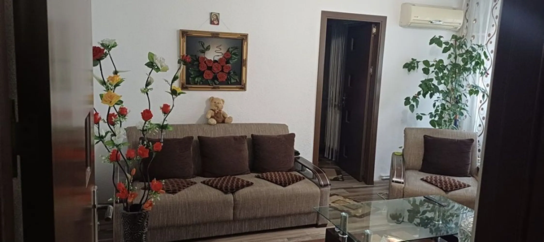 3 camere Tomis Nord-mobilat si utilat - Se vinde apartament 3 camere mobilat și utilat !
Zona TOMIS NORD - apartament 3 camere, semidecomandat ,suprafață 55 MP,ETAJ 2!
Se vinde exact ca în poze!
- Tâmplărie PVC.
- Izolat exterior.
- Ușă metalică intrare. 
- Parchet laminat.
- Gresie, faianță
- Uși schimbate interior.
- Centrală pe gaze.
- Aer condiționat.
- Parcare proprie .
- Boxă.
- Cadastru +Intabulare!