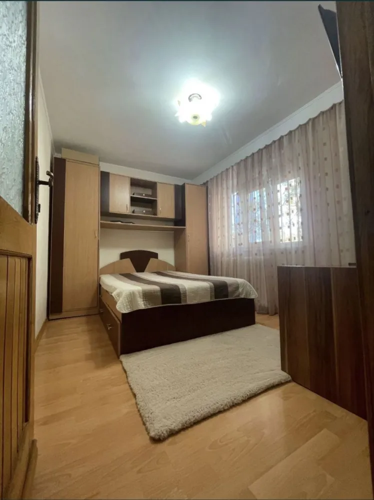 Ap 3c Dobrogea - Apartament cu 3 camere decomandat. Situat la parterul unui bloc turn, intr-o zona cu potential ridicat, la 2 minute de campus si vis a vis de hotel Dobrogea, perfect pentru o familie sau pentru a se inchiria, atat pe perioda anului universitar dar si pe timpul verii turistilor. Imobilul se vinde complet mobilat, acesta dispune de incalzire de la reteaua de termoficare, tind sa precizez ca proiectul pentru gaze este intocmit acestea fiind deja montate in locuinta, aer conditonat si loc de parcare fix in fata scarii (loc de parcare inregistrat la primarie). Direct la proprietar!
