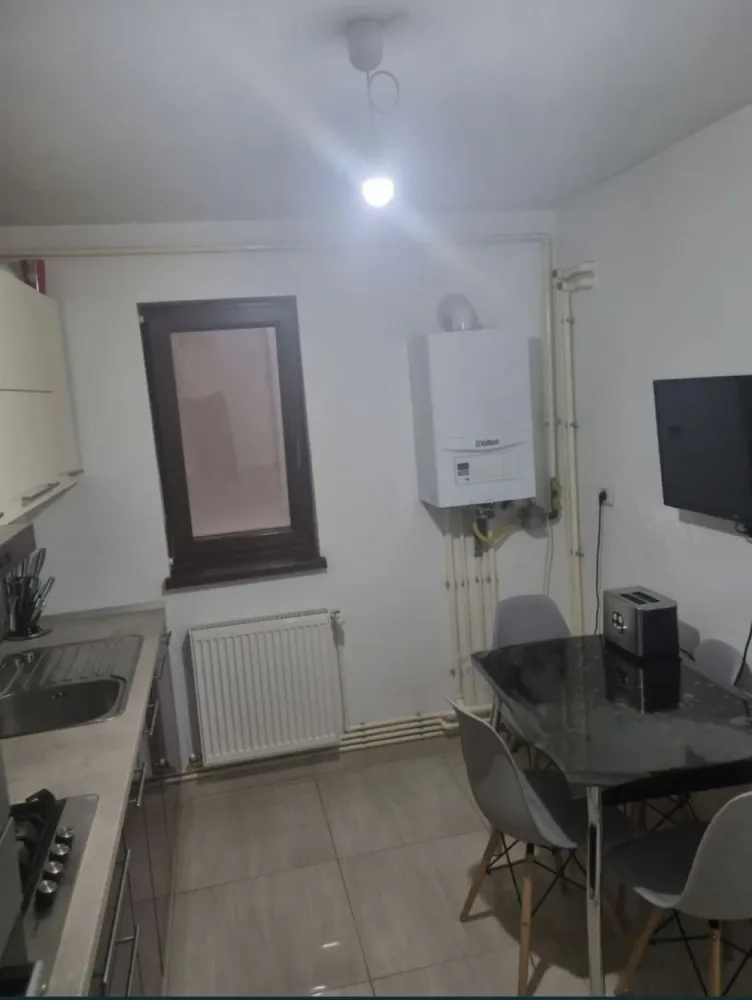 Vand sau schimb apartament 3 camere - Vând apartament 3 camere casa de cultura , decomandat, cu centrala , et 3 din 10, termopane Qfort , mobila de comanda , 70 metri pătrați, accept și schimb cu casa doar in orașul Constanța , fără chirpici, min 200m teren si Dau diferență. Nu colaborez cu agenții imobiliare indiferent de comision.