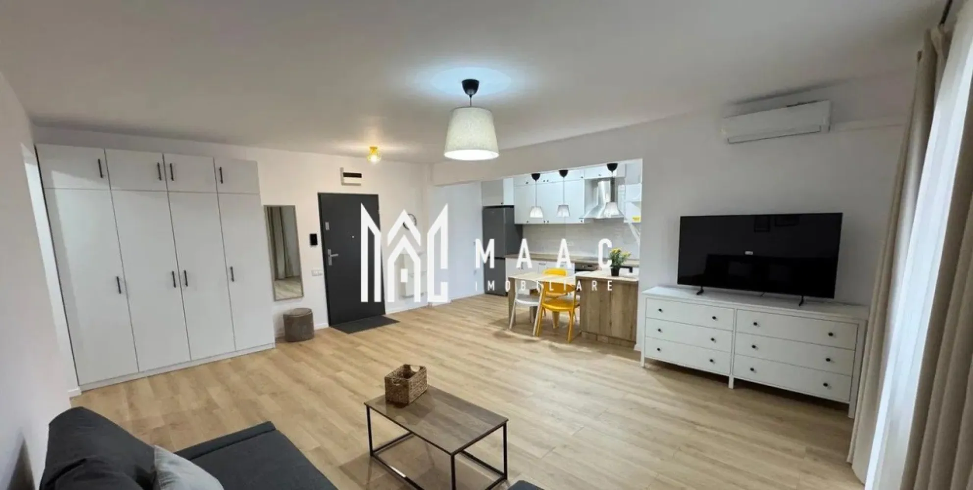 Apartament 2 camere | Balcon | Parcare | Hipodrom 3 - MAAC Imobiliare vă propune spre închiriere un apartament modern și primitor, aflat la prima închiriere, situat într-un imobil nou, dotat cu lift și loc de parcare privat, în zona Cireșica – Sibiu. Detalii apartament: Suprafață utilă: 58 mp Compartimentare: living generos cu bucătărie open-space, dormitor spațios, baie modernă și balcon de 12 mp, cu priveliște spectaculoasă spre Munții Făgăraș și Cindrel. Dotări și facilități: Complet mobilat și utilat modern Electrocasnice de ultimă generație: mașină de spălat vase, frigider, mașină de spălat și uscător de haine, televizor, aer condiționat Dormitor izolat fonic pentru confort sporit Clădire nouă cu lift și loc de parcare inclus Se percepe o garanție în valoare echivalentă cu o lună de chirie, achitată la semnarea contractului. Pentru mai multe detalii sau pentru a programa o vizionare, vă rugăm să ne contactați. Specificați ID-ul CP2777316.