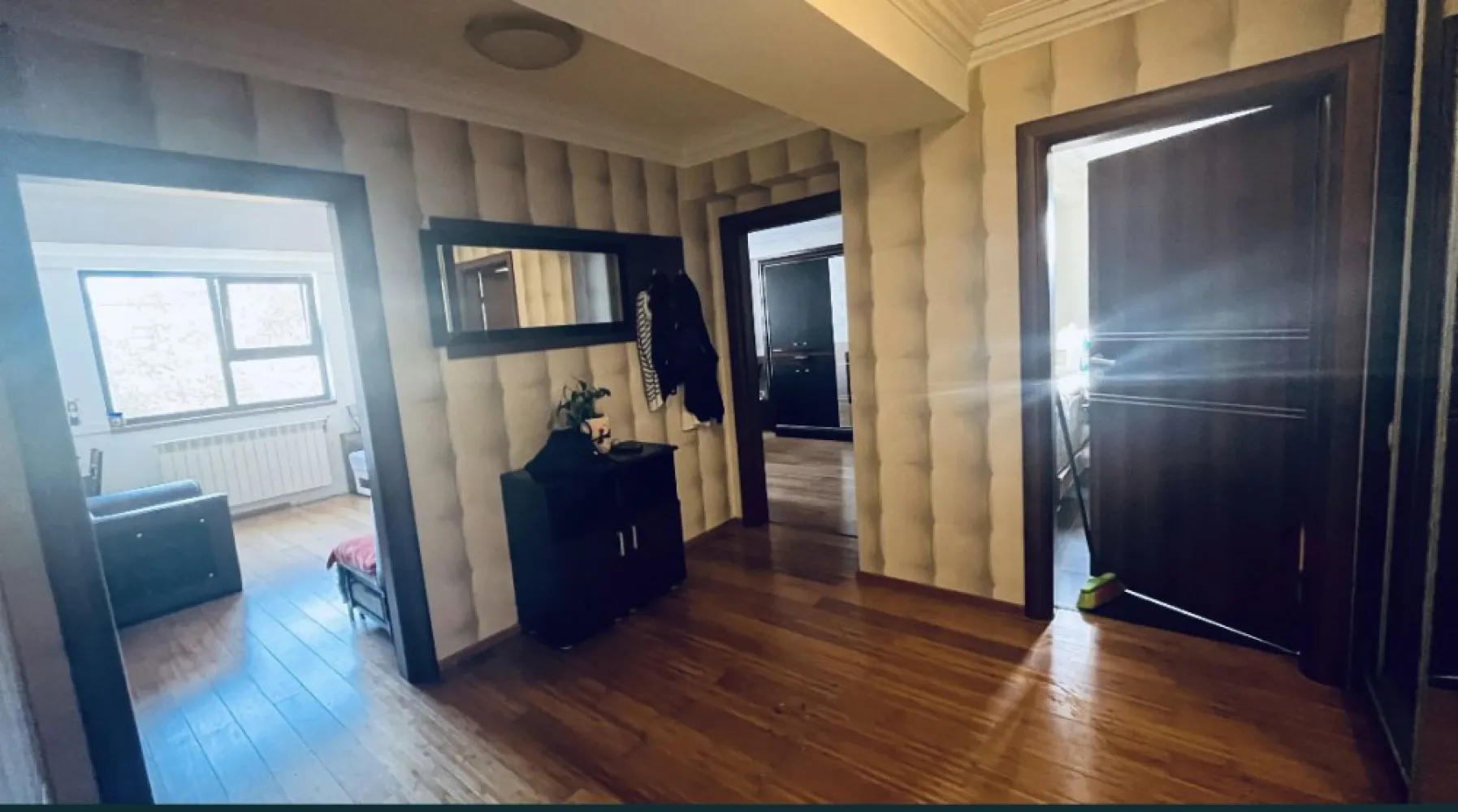 Vand ap 3 camere Eden - Vând apartament de 3 camere ( leaving rom, 2 bai, 2 dormitoare, Bucătărie) confort 0, decomandat 86 mp, modem, spațios, luminos și vesel, etaj intermediar, dispune de centrala pe gaze, bloc nou, merita văzut și cumpărat. Apartamentul se afla la doar câțiva pași de mijloacele de transport in comun, scoala și magazine. De asemenea, ve-ti primi si un loc de parcare privat. Se vinde mobilat si utilat, conform pozelor.