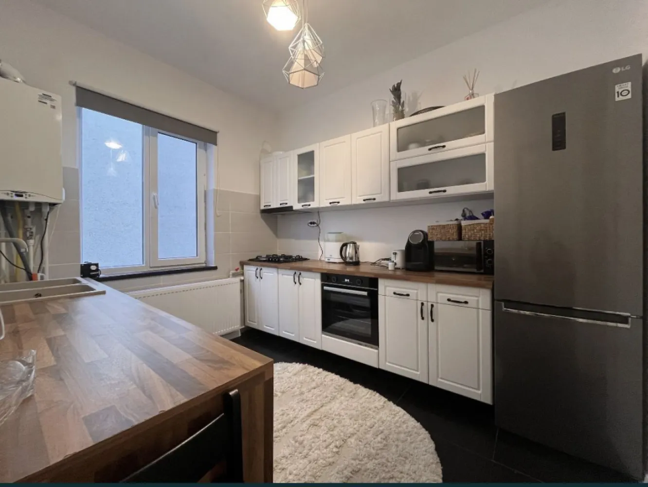 Centru Antoniadis Stefan cel Mare ap 3 camere - De vanzare apartament cu 3 camere situat in centrul orasului Constanta pe strada Stefan Cel Mare vis a vis de Policlinica cu plata. Apartamentul se afla intr-o cladire interbelica cu doar 4 apartamente. Suprafata utila este de 65mp,dispune de tavane inalte 3m inaltime,usile interioare originale din lemn 2.3m inaltime,zone depozitare generoase la subsol si la etajul 1 cat si in pod. -Exista posibilitatea mansardarii,cladirea fiind prevazuta cu pod iar doar apartamentele de la etajul 2 au acces. Apartamentul este renovat/utilat si se vinde exact ca in poze,totul este nou si in garantie : -Masina de spalat Samsung -Uscator Samsung -Frigider LG Full NoFrost -Cuptor Beko -Plita gaz Beko -Hota telescopica Electrolux -Centrala Gaz Ariston 24kw -Pat tapitat 180x200 dormitor1 -Pat metalic 160x200 dormitor 2 -Televizor smart 4k 164cm diagonala Etc