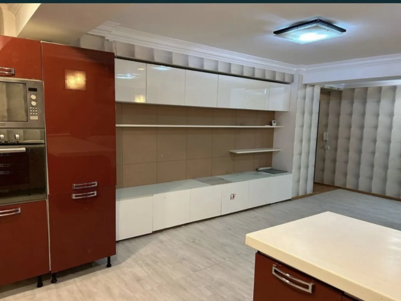 Vand ap 3 camere Eden - Vând apartament de 3 camere ( leaving rom, 2 bai, 2 dormitoare, Bucătărie) confort 0, decomandat 86 mp, modem, spațios, luminos și vesel, etaj intermediar, dispune de centrala pe gaze, bloc nou, merita văzut și cumpărat. Apartamentul se afla la doar câțiva pași de mijloacele de transport in comun, scoala și magazine. De asemenea, ve-ti primi si un loc de parcare privat. Se vinde mobilat si utilat, conform pozelor.