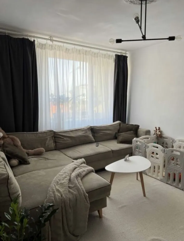 Vand ap 3 camere dressing generos - Vând apartament decomandat 3 camere + dressing generos Central (Bd. I. Ghe. Duca colț cu str. Cuza vodă) COMISION 0%. Apartamentul este proaspăt renovat și nu necesită renovări majore. Este compus din 4 camere: 1 living, 2 dormitoare și un spațiu pentru birou, însă acesta poate fi transformat în dressing. Fiecare dormitor dispune de balcon cu vedere către bulevard. Etaj intermediar 2/4. Apartamentul se poate vinde utilat și mobilat, negociabil. Acces curte interioară. Acces facil pe Stefan cel Mare, zona proaspăt renovată. Farmacii, spații comerciale, supermarket, parc în vecinătate.