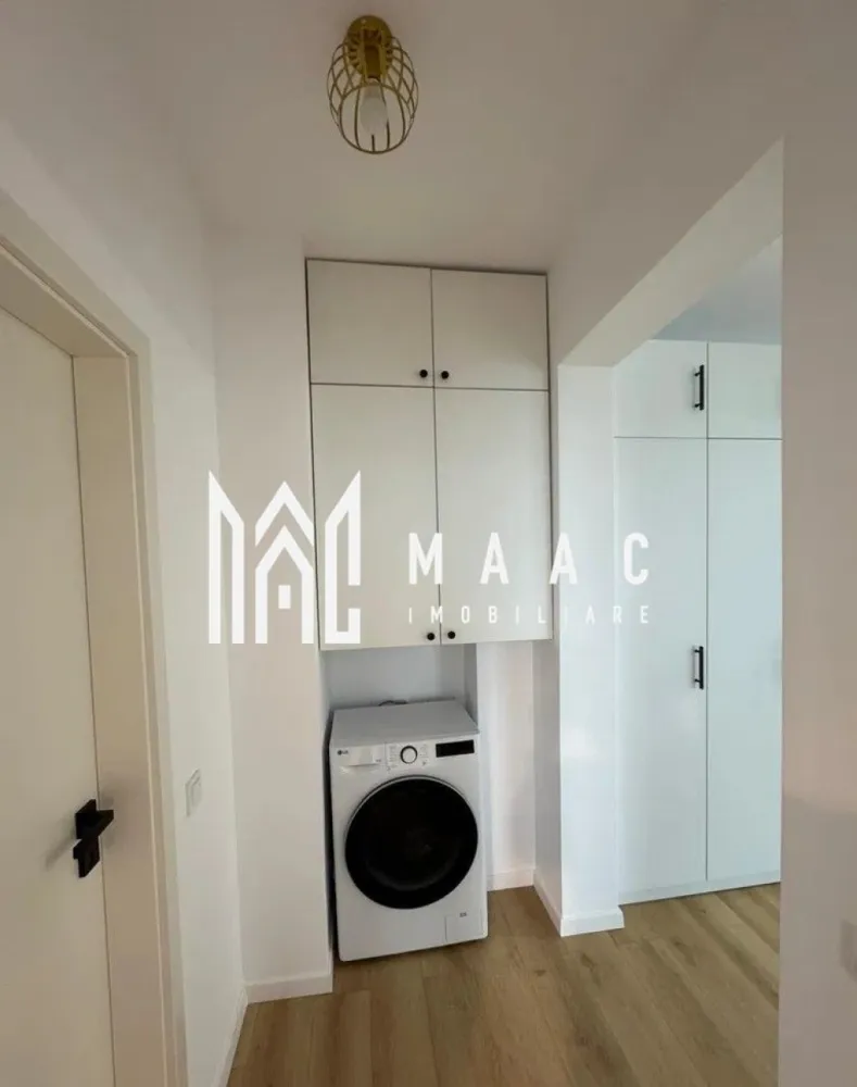 Apartament 2 camere | Balcon | Parcare | Hipodrom 3 - MAAC Imobiliare vă propune spre închiriere un apartament modern și primitor, aflat la prima închiriere, situat într-un imobil nou, dotat cu lift și loc de parcare privat, în zona Cireșica – Sibiu. Detalii apartament: Suprafață utilă: 58 mp Compartimentare: living generos cu bucătărie open-space, dormitor spațios, baie modernă și balcon de 12 mp, cu priveliște spectaculoasă spre Munții Făgăraș și Cindrel. Dotări și facilități: Complet mobilat și utilat modern Electrocasnice de ultimă generație: mașină de spălat vase, frigider, mașină de spălat și uscător de haine, televizor, aer condiționat Dormitor izolat fonic pentru confort sporit Clădire nouă cu lift și loc de parcare inclus Se percepe o garanție în valoare echivalentă cu o lună de chirie, achitată la semnarea contractului. Pentru mai multe detalii sau pentru a programa o vizionare, vă rugăm să ne contactați. Specificați ID-ul CP2777316.