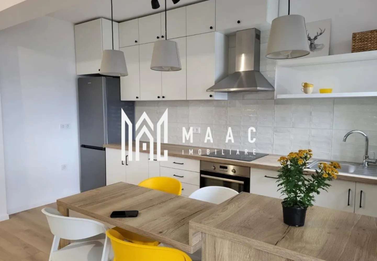 Apartament 2 camere | Balcon | Parcare | Hipodrom 3 - MAAC Imobiliare vă propune spre închiriere un apartament modern și primitor, aflat la prima închiriere, situat într-un imobil nou, dotat cu lift și loc de parcare privat, în zona Cireșica – Sibiu. Detalii apartament: Suprafață utilă: 58 mp Compartimentare: living generos cu bucătărie open-space, dormitor spațios, baie modernă și balcon de 12 mp, cu priveliște spectaculoasă spre Munții Făgăraș și Cindrel. Dotări și facilități: Complet mobilat și utilat modern Electrocasnice de ultimă generație: mașină de spălat vase, frigider, mașină de spălat și uscător de haine, televizor, aer condiționat Dormitor izolat fonic pentru confort sporit Clădire nouă cu lift și loc de parcare inclus Se percepe o garanție în valoare echivalentă cu o lună de chirie, achitată la semnarea contractului. Pentru mai multe detalii sau pentru a programa o vizionare, vă rugăm să ne contactați. Specificați ID-ul CP2777316.