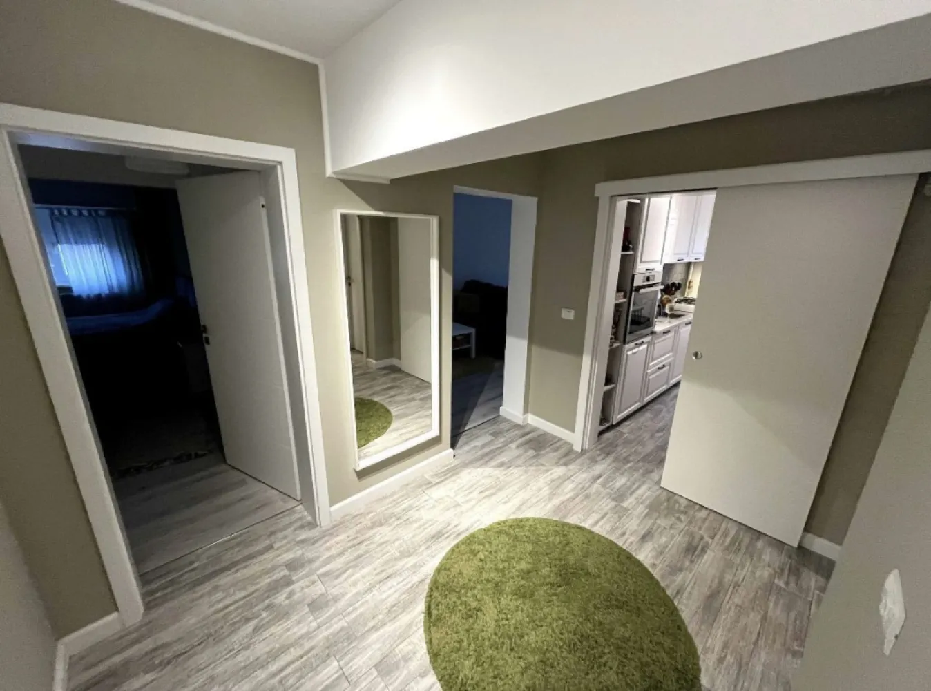 Apartament 3 camere mobilat utilat - Apartament de 3 camere decomandat în zona centrului de scafandrii Constanta. Apartamentul se vinde mobilat si utilat complet. Suprafata utila: 74 mp Suprafata utila + balcon: 84 mp Apartamentul este situat la etajul 4 din 10 este orientat sud-vest si vine cu toate avantajele unei astfel de poziționări. Apartamentul a fost renovat integral in 2020, pentru uz personal. Au fost înlocuite toate traseele instalatiilor electrice, termice si sanitare folosind doar produse de calitate (Gewiss, Legrand, Grohe, Purmo). Ușile interioare Porta Doors (uși pline). Gemuri tripan Salamander. Centrala termica gaz in condensație Vaillant. Dormitor matriomonial cu baie proprie. Electrocasnicele includ: Frigider LG, Mașină de spălat vase Bosch, Plita si Cuptor Whirlpool, Hota Electrolux, Mașină de spălat rufe si Uscător de Rufe separat LG, Aer condiționat Gree 18000 BTU amplasat convenabil pentru a acoperii nevoile intregului apartartament, Toate acestea au fost achiziționate noi la amenajarea apartamentului si sunt alese din categoria celor peste medie. Costurile de întreținere ale apartamentului sunt mici. Blocul a fost dat în folosință în 1993. Liftul este nou, a fost schimbat recent. In prezent s-au demarat pașii pentru reabilitarea fațadei. Este disponibil un loc de parcare la scara. Pretul apartamentului este 145000