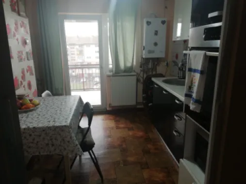 ageuropa.ro vinde ap 3 cam DECOMANDATE în Carpați 2 la etajul 4.
