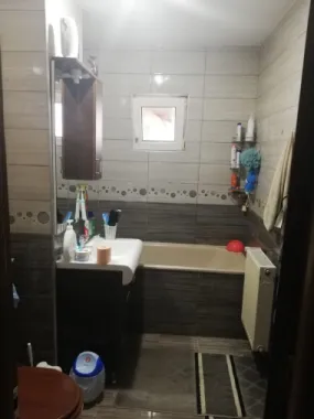 ageuropa.ro vinde ap 2 cam la etajul 4 în Carpați 2.