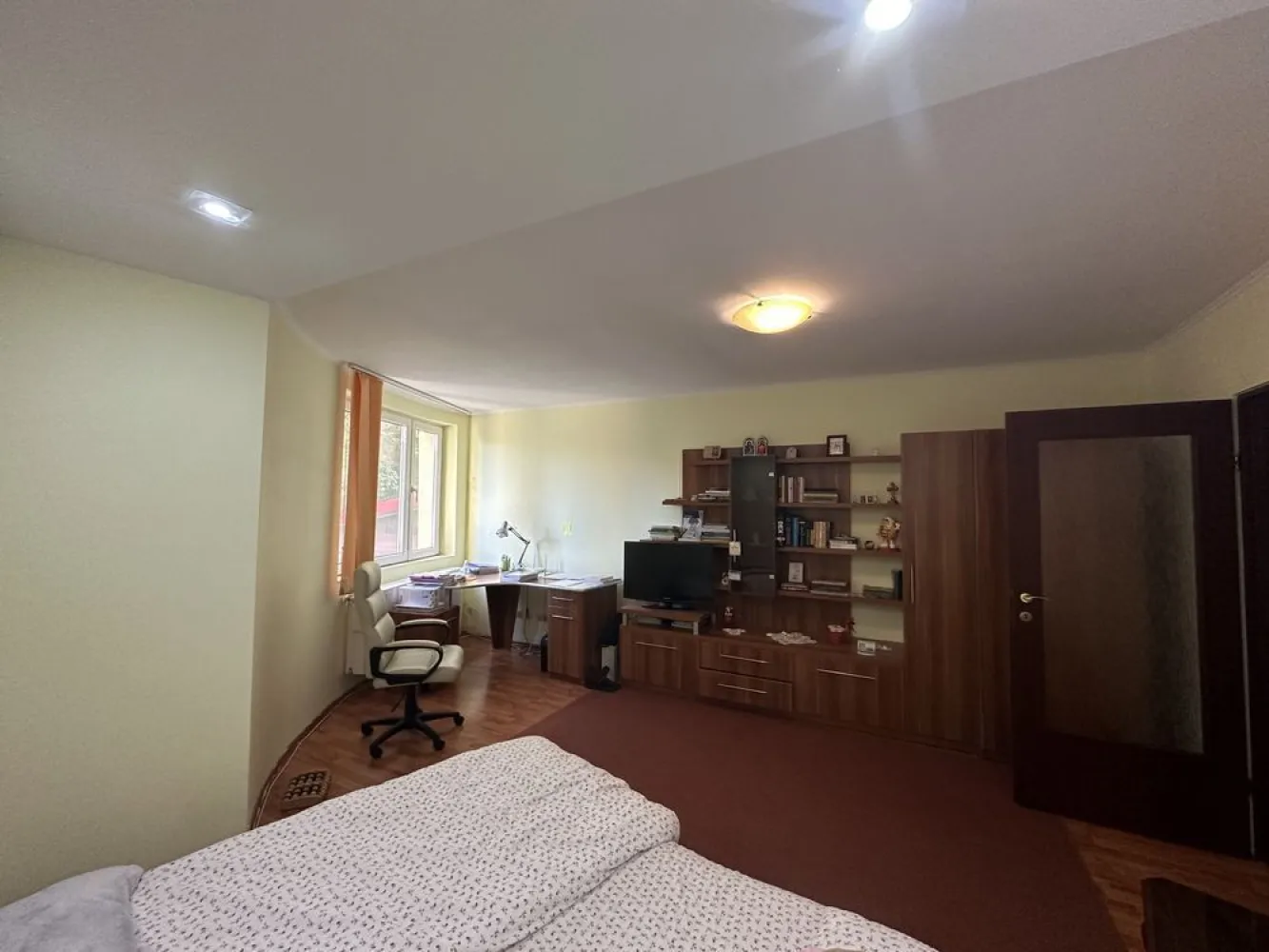 BRASADAS vinde ap 2 cam zona ultracentrala. - Agentia Imobiliara BRASADAS ofera spre vânzare un apartament cu doua camere situat în zona ultracentrală a orașului Satu Mare, la doar 5 minute de mers pe jos de centrul recent renovat al orașului. 
Apartamentul, cu o suprafață de 70 de mp, este compus din 2 camere decomandate, bucătărie, baie, hol și balcon, fiind situat într-o zonă liniștită, ideală pentru familii sau persoane care doresc confort și accesibilitate.

Suprafață: 70 mp
Număr camere: 2
Compartimentare: Decomandat
Bucătărie: Da
Baie: Da
Hol: Da
Balcon: Da
Etaj apartament: 1/4
Vedere: Spre curtea interioară, o oază de verdeață
Interfon: Da
Cota parte din beci: Da
Mobilat și utilat: Da, gata de locuit
Centrală proprie pe gaz: Da
Geamuri termopan: Da
Uși interioare din lemn: Da
Ușă de acces metalică: Da

Detalii bloc:

Etaje: 4
An construcție: 2007
Material construcție: Cărămidă
Izolare: Da
Acces curte cu interfon: Da
Zona: Liniștită

Avantaje:

Localizare ultracentrală, la doar 5 minute de mers pe jos de centrul orașului

Aproape de facilități și servicii: magazine alimentare, restaurante, școli, grădinițe

Acces facil la transportul public

Zonă liniștită, perfectă pentru relaxare

Curte interioară verde și plăcută

Interfon pentru siguranță și confort

Apartamentul dispune de cota parte din beci, oferind spațiu suplimentar de depozitare

Se vinde mobilat și utilat, gata de locuit, fără necesitatea unor investiții suplimentare majore

Posibilitate de parcare a bicicletelor, scuterelor și motocicletelor în curte

Mașinile se pot parca pe strada de lângă bloc sau în parcarea subterană a blocului vecin (2 minute de mers pe jos, necesită închirierea locului de parcare)

Www.brasadas.com.