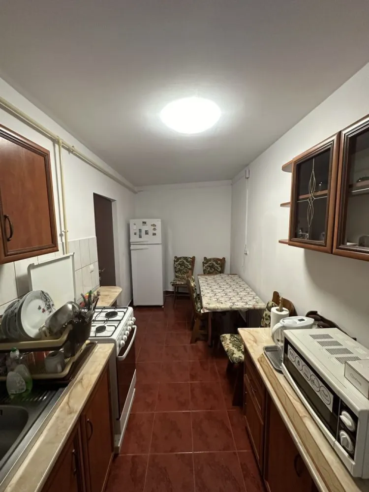 BRASADAS vinde ap 2 cam zona ultracentrala. - Agentia Imobiliara BRASADAS ofera spre vânzare un apartament cu doua camere situat în zona ultracentrală a orașului Satu Mare, la doar 5 minute de mers pe jos de centrul recent renovat al orașului. 
Apartamentul, cu o suprafață de 70 de mp, este compus din 2 camere decomandate, bucătărie, baie, hol și balcon, fiind situat într-o zonă liniștită, ideală pentru familii sau persoane care doresc confort și accesibilitate.

Suprafață: 70 mp
Număr camere: 2
Compartimentare: Decomandat
Bucătărie: Da
Baie: Da
Hol: Da
Balcon: Da
Etaj apartament: 1/4
Vedere: Spre curtea interioară, o oază de verdeață
Interfon: Da
Cota parte din beci: Da
Mobilat și utilat: Da, gata de locuit
Centrală proprie pe gaz: Da
Geamuri termopan: Da
Uși interioare din lemn: Da
Ușă de acces metalică: Da

Detalii bloc:

Etaje: 4
An construcție: 2007
Material construcție: Cărămidă
Izolare: Da
Acces curte cu interfon: Da
Zona: Liniștită

Avantaje:

Localizare ultracentrală, la doar 5 minute de mers pe jos de centrul orașului

Aproape de facilități și servicii: magazine alimentare, restaurante, școli, grădinițe

Acces facil la transportul public

Zonă liniștită, perfectă pentru relaxare

Curte interioară verde și plăcută

Interfon pentru siguranță și confort

Apartamentul dispune de cota parte din beci, oferind spațiu suplimentar de depozitare

Se vinde mobilat și utilat, gata de locuit, fără necesitatea unor investiții suplimentare majore

Posibilitate de parcare a bicicletelor, scuterelor și motocicletelor în curte

Mașinile se pot parca pe strada de lângă bloc sau în parcarea subterană a blocului vecin (2 minute de mers pe jos, necesită închirierea locului de parcare)

Www.brasadas.com.