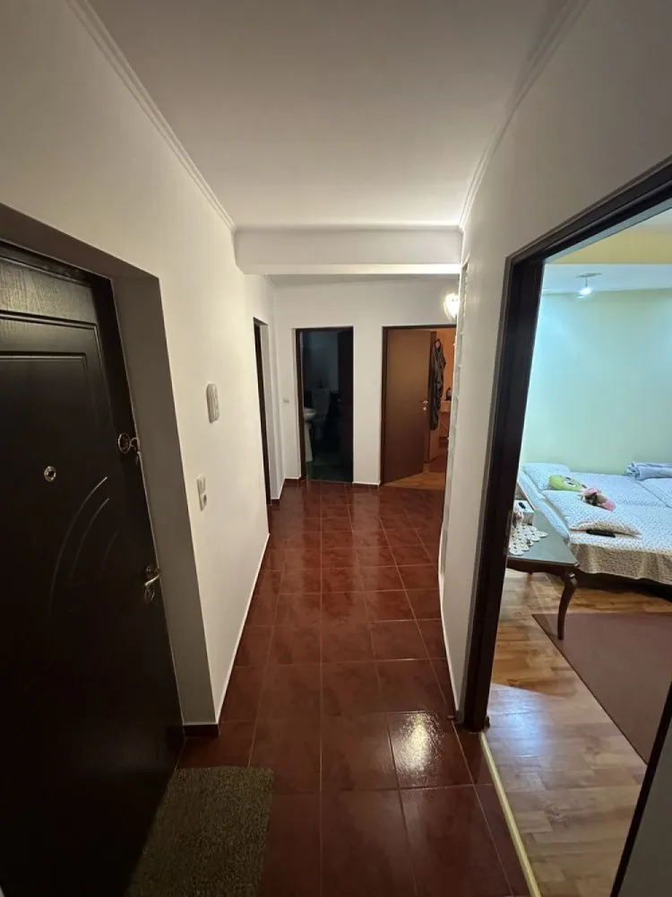 BRASADAS vinde ap 2 cam zona ultracentrala. - Agentia Imobiliara BRASADAS ofera spre vânzare un apartament cu doua camere situat în zona ultracentrală a orașului Satu Mare, la doar 5 minute de mers pe jos de centrul recent renovat al orașului. 
Apartamentul, cu o suprafață de 70 de mp, este compus din 2 camere decomandate, bucătărie, baie, hol și balcon, fiind situat într-o zonă liniștită, ideală pentru familii sau persoane care doresc confort și accesibilitate.

Suprafață: 70 mp
Număr camere: 2
Compartimentare: Decomandat
Bucătărie: Da
Baie: Da
Hol: Da
Balcon: Da
Etaj apartament: 1/4
Vedere: Spre curtea interioară, o oază de verdeață
Interfon: Da
Cota parte din beci: Da
Mobilat și utilat: Da, gata de locuit
Centrală proprie pe gaz: Da
Geamuri termopan: Da
Uși interioare din lemn: Da
Ușă de acces metalică: Da

Detalii bloc:

Etaje: 4
An construcție: 2007
Material construcție: Cărămidă
Izolare: Da
Acces curte cu interfon: Da
Zona: Liniștită

Avantaje:

Localizare ultracentrală, la doar 5 minute de mers pe jos de centrul orașului

Aproape de facilități și servicii: magazine alimentare, restaurante, școli, grădinițe

Acces facil la transportul public

Zonă liniștită, perfectă pentru relaxare

Curte interioară verde și plăcută

Interfon pentru siguranță și confort

Apartamentul dispune de cota parte din beci, oferind spațiu suplimentar de depozitare

Se vinde mobilat și utilat, gata de locuit, fără necesitatea unor investiții suplimentare majore

Posibilitate de parcare a bicicletelor, scuterelor și motocicletelor în curte

Mașinile se pot parca pe strada de lângă bloc sau în parcarea subterană a blocului vecin (2 minute de mers pe jos, necesită închirierea locului de parcare)

Www.brasadas.com.