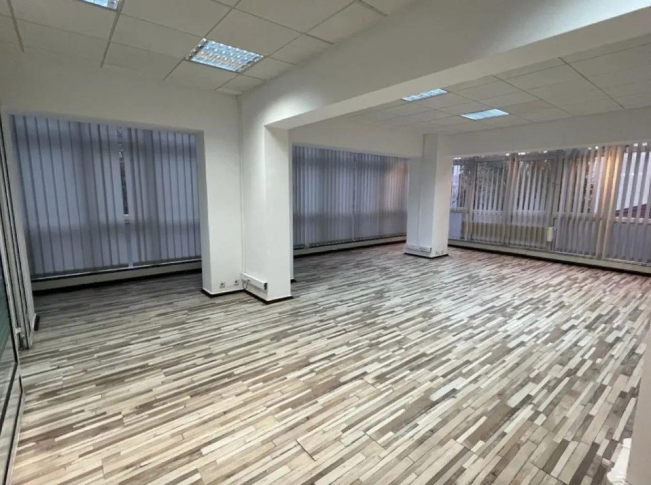Birou MODERN de inchiriat 78 mp zona Domenii - Expozitiei - Agentia Europa inchiriaza spatiu de birou open space luminos, cu pereți din sticla la Etajul 1 in cladire de birouri situata pe Str Aviator Popisteanu (legatura intre Bd Ion Mihalache si Bd Expozitiei).

Spatiul are suprafata bruta de 99 mp (78 mp net) impartita astfel:
- 76 mp este un open space care include o separatie pentru sala de sedinte sau birou privat de 14 mp
- cota de 1/2 din 29 mp il reprezinta o chicineta, o sala de mese si un grup sanitar care sunt impartite cu firma noastra ce are un spatiu de dimensiune similara
- 15 mp este cota din spatiile comune ale cladirii

Pretul afisat nclude si mentenanta (curatenie zona comuna din cladire - cea de 15 mp, lift, mentenanta retelei de utilitati etc.). Se platesc separat doar utilitatile (curent si caldura).

Pentru mai multe oferte accesați www.ageuropa.ro.
