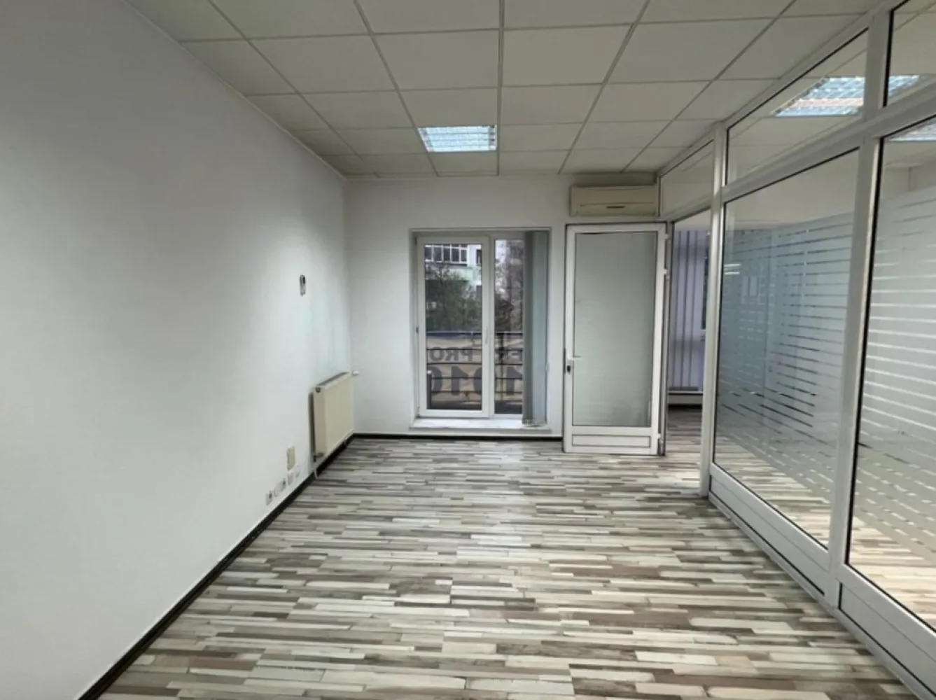 Birou MODERN de inchiriat 78 mp zona Domenii - Expozitiei - Agentia Europa inchiriaza spatiu de birou open space luminos, cu pereți din sticla la Etajul 1 in cladire de birouri situata pe Str Aviator Popisteanu (legatura intre Bd Ion Mihalache si Bd Expozitiei).

Spatiul are suprafata bruta de 99 mp (78 mp net) impartita astfel:
- 76 mp este un open space care include o separatie pentru sala de sedinte sau birou privat de 14 mp
- cota de 1/2 din 29 mp il reprezinta o chicineta, o sala de mese si un grup sanitar care sunt impartite cu firma noastra ce are un spatiu de dimensiune similara
- 15 mp este cota din spatiile comune ale cladirii

Pretul afisat nclude si mentenanta (curatenie zona comuna din cladire - cea de 15 mp, lift, mentenanta retelei de utilitati etc.). Se platesc separat doar utilitatile (curent si caldura).

Pentru mai multe oferte accesați www.ageuropa.ro.