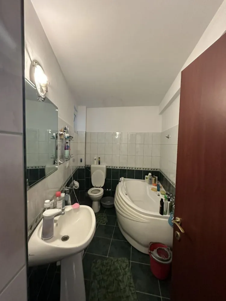 BRASADAS vinde ap 2 cam zona ultracentrala. - Agentia Imobiliara BRASADAS ofera spre vânzare un apartament cu doua camere situat în zona ultracentrală a orașului Satu Mare, la doar 5 minute de mers pe jos de centrul recent renovat al orașului. 
Apartamentul, cu o suprafață de 70 de mp, este compus din 2 camere decomandate, bucătărie, baie, hol și balcon, fiind situat într-o zonă liniștită, ideală pentru familii sau persoane care doresc confort și accesibilitate.

Suprafață: 70 mp
Număr camere: 2
Compartimentare: Decomandat
Bucătărie: Da
Baie: Da
Hol: Da
Balcon: Da
Etaj apartament: 1/4
Vedere: Spre curtea interioară, o oază de verdeață
Interfon: Da
Cota parte din beci: Da
Mobilat și utilat: Da, gata de locuit
Centrală proprie pe gaz: Da
Geamuri termopan: Da
Uși interioare din lemn: Da
Ușă de acces metalică: Da

Detalii bloc:

Etaje: 4
An construcție: 2007
Material construcție: Cărămidă
Izolare: Da
Acces curte cu interfon: Da
Zona: Liniștită

Avantaje:

Localizare ultracentrală, la doar 5 minute de mers pe jos de centrul orașului

Aproape de facilități și servicii: magazine alimentare, restaurante, școli, grădinițe

Acces facil la transportul public

Zonă liniștită, perfectă pentru relaxare

Curte interioară verde și plăcută

Interfon pentru siguranță și confort

Apartamentul dispune de cota parte din beci, oferind spațiu suplimentar de depozitare

Se vinde mobilat și utilat, gata de locuit, fără necesitatea unor investiții suplimentare majore

Posibilitate de parcare a bicicletelor, scuterelor și motocicletelor în curte

Mașinile se pot parca pe strada de lângă bloc sau în parcarea subterană a blocului vecin (2 minute de mers pe jos, necesită închirierea locului de parcare)

Www.brasadas.com.