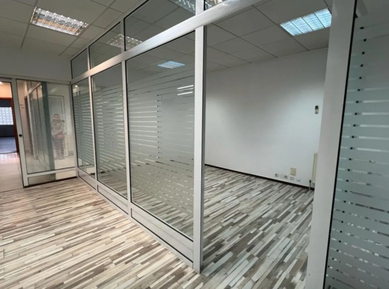 Birou MODERN de inchiriat 78 mp zona Domenii - Expozitiei - Agentia Europa inchiriaza spatiu de birou open space luminos, cu pereți din sticla la Etajul 1 in cladire de birouri situata pe Str Aviator Popisteanu (legatura intre Bd Ion Mihalache si Bd Expozitiei).

Spatiul are suprafata bruta de 99 mp (78 mp net) impartita astfel:
- 76 mp este un open space care include o separatie pentru sala de sedinte sau birou privat de 14 mp
- cota de 1/2 din 29 mp il reprezinta o chicineta, o sala de mese si un grup sanitar care sunt impartite cu firma noastra ce are un spatiu de dimensiune similara
- 15 mp este cota din spatiile comune ale cladirii

Pretul afisat nclude si mentenanta (curatenie zona comuna din cladire - cea de 15 mp, lift, mentenanta retelei de utilitati etc.). Se platesc separat doar utilitatile (curent si caldura).

Pentru mai multe oferte accesați www.ageuropa.ro.