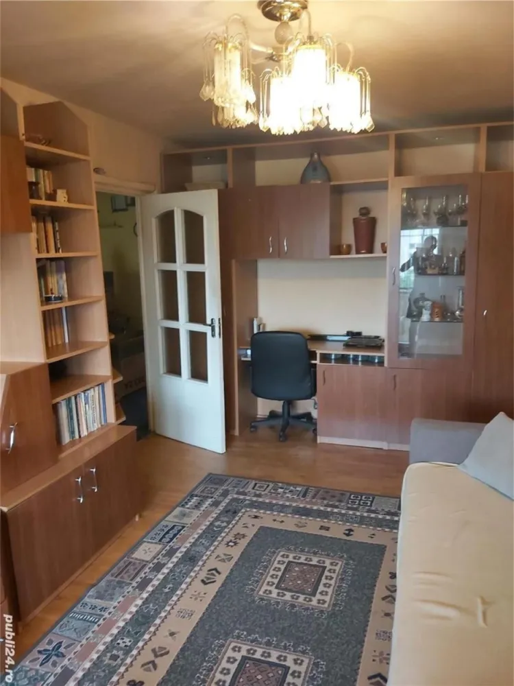 Apartament de vanzare sau la schimb cu casa - Agenția imobiliara BRASADAS vinde apartament, 3 camere, decomandat, etaj 4 din 4, situat in Micro 17.
Are usa metalica, geamuri termopan, gresiat, faiantat, acoperiș, 2 balcoane, dispun de loc de parcare si boxa subsol.
Se vinde mobilat si utilat.
Are in apropiere piata agroalimentara, 2 scoli, 1 gradinita, magazin CBA, la 20 minute de centrul orasului, la 3 minute de parcul UFO si de cea mai apropiată statie de autobuz.
Se accepta si varianta schimbului cu o casa la cel mult 20 km de Satu Mare.
Apartament ideal pentru o familie tanara cu 1-2 copii, zona foarte linistita.
Www.brasadas.com.