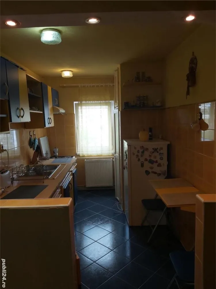 Apartament de vanzare sau la schimb cu casa - Agenția imobiliara BRASADAS vinde apartament, 3 camere, decomandat, etaj 4 din 4, situat in Micro 17.
Are usa metalica, geamuri termopan, gresiat, faiantat, acoperiș, 2 balcoane, dispun de loc de parcare si boxa subsol.
Se vinde mobilat si utilat.
Are in apropiere piata agroalimentara, 2 scoli, 1 gradinita, magazin CBA, la 20 minute de centrul orasului, la 3 minute de parcul UFO si de cea mai apropiată statie de autobuz.
Se accepta si varianta schimbului cu o casa la cel mult 20 km de Satu Mare.
Apartament ideal pentru o familie tanara cu 1-2 copii, zona foarte linistita.
Www.brasadas.com.