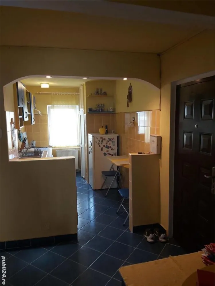 Apartament de vanzare sau la schimb cu casa - Agenția imobiliara BRASADAS vinde apartament, 3 camere, decomandat, etaj 4 din 4, situat in Micro 17.
Are usa metalica, geamuri termopan, gresiat, faiantat, acoperiș, 2 balcoane, dispun de loc de parcare si boxa subsol.
Se vinde mobilat si utilat.
Are in apropiere piata agroalimentara, 2 scoli, 1 gradinita, magazin CBA, la 20 minute de centrul orasului, la 3 minute de parcul UFO si de cea mai apropiată statie de autobuz.
Se accepta si varianta schimbului cu o casa la cel mult 20 km de Satu Mare.
Apartament ideal pentru o familie tanara cu 1-2 copii, zona foarte linistita.
Www.brasadas.com.