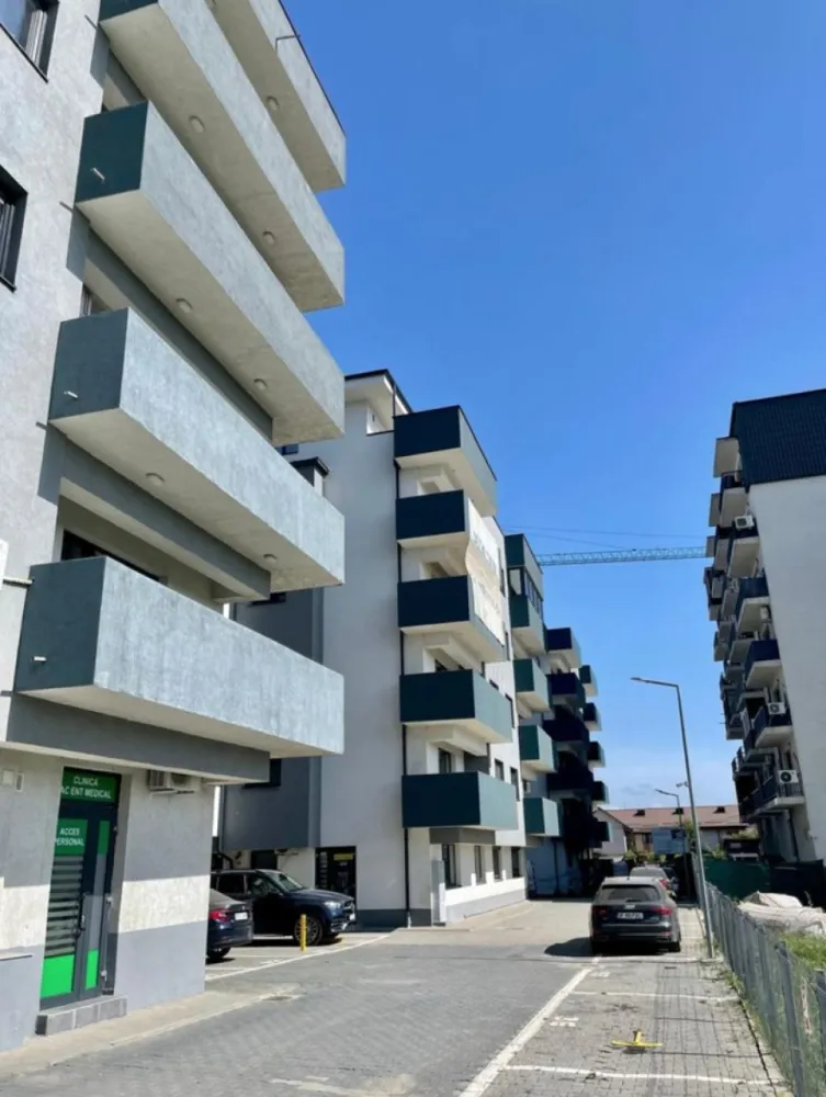 Apartament 3 cam. 85 mp Et. 3 de vanzare Soseaua Alexandriei - Agentia Europa propune spre vanzare cel mai recent proiect ,care este compus din 3 blocuri, amplasate chiar in statia de autobuz Smardan. In prezent, va punem la dispozitie locuinte de 2 camere, cu preturi de lansare,
Apartament cu 3 camere + 2 balcoane la etaj.
.Accesul la ansamblu se face direct din Drumul National!
Statia STB SMARDAN se afla chiar in fata blocului!

Din ansamblu , este acces la toate ariile de interes pentru intreaga familie, de la transportul in comun, spatii de cumparaturi, relaxare in natura, institutii de invatamant, crese, gradinite, iar pentru calatoriile in afara orasului, ai acces rapid la Sos. Alexandriei si Soseaua de centura
-Etaje disponibile Parter- Etaj 5 (in functie de tipul apartamentului)
- Balcoane: 1-2
- Decomandate
-Bai utilate
-Finisaje de lux
Localizat la doar 9 km de Piata Unirii, cartierul este inconjurat de centre comerciale (Mega Image, Cora Alexandriei, Leroy Merlin, Lidl), piete agroalimentare (Piata Rahova si Piata Bragadiru) si multiple unitati de invatamant pentru toate varstele (gradinite, scoli gimnaziale, scoli primare).
Contorizare proprie: contor gaze, contor energie electrica, apometre
Dotari Residence: supraveghere video la intrare, curte comuna cu spatiu verde, parcare supraterana
Apartamentele vor dispune de:
-tamplarie Salamaner tripan (izolare fonica garantata)
-usi de interior
-usa metalica la intrare (vata bazaltica la interior)
-baie complet utilata
-centrala termica proprie
-gresie, faianta, parchet
Va asteptam la vizionari!