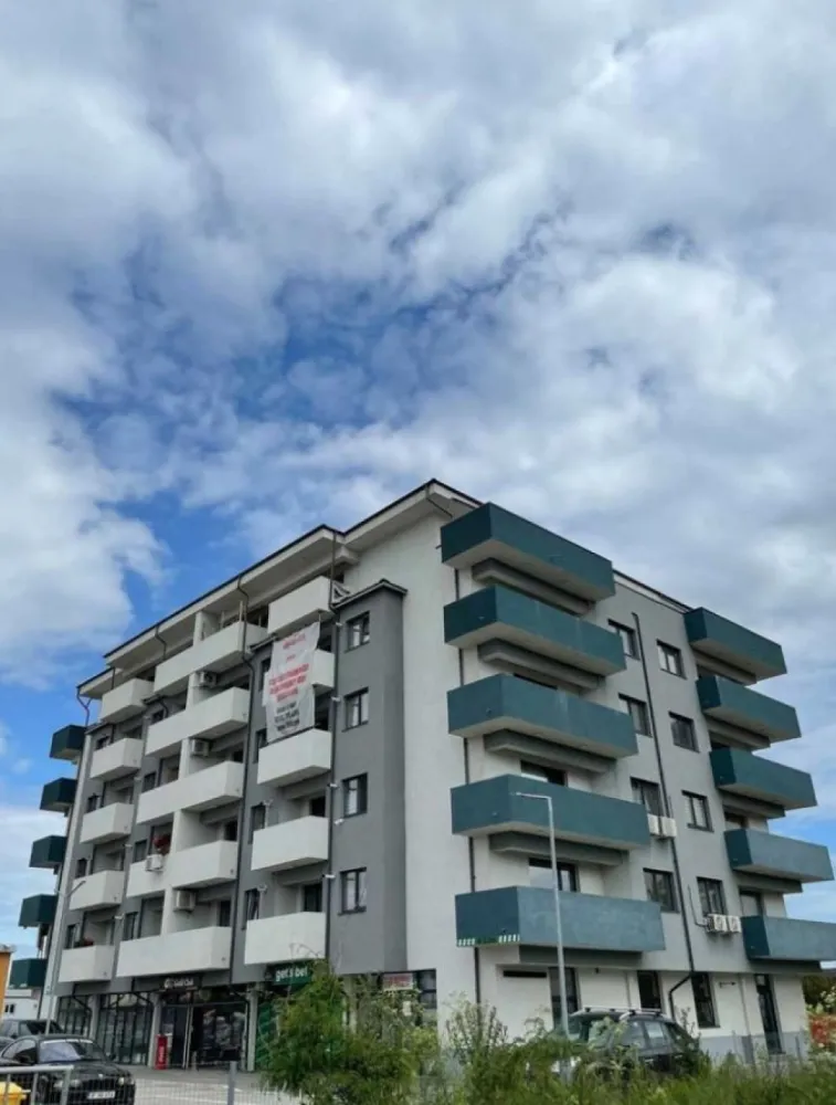 Apartament 3 cam. 85 mp Et. 3 de vanzare Soseaua Alexandriei - Agentia Europa propune spre vanzare cel mai recent proiect ,care este compus din 3 blocuri, amplasate chiar in statia de autobuz Smardan. In prezent, va punem la dispozitie locuinte de 2 camere, cu preturi de lansare,
Apartament cu 3 camere + 2 balcoane la etaj.
.Accesul la ansamblu se face direct din Drumul National!
Statia STB SMARDAN se afla chiar in fata blocului!

Din ansamblu , este acces la toate ariile de interes pentru intreaga familie, de la transportul in comun, spatii de cumparaturi, relaxare in natura, institutii de invatamant, crese, gradinite, iar pentru calatoriile in afara orasului, ai acces rapid la Sos. Alexandriei si Soseaua de centura
-Etaje disponibile Parter- Etaj 5 (in functie de tipul apartamentului)
- Balcoane: 1-2
- Decomandate
-Bai utilate
-Finisaje de lux
Localizat la doar 9 km de Piata Unirii, cartierul este inconjurat de centre comerciale (Mega Image, Cora Alexandriei, Leroy Merlin, Lidl), piete agroalimentare (Piata Rahova si Piata Bragadiru) si multiple unitati de invatamant pentru toate varstele (gradinite, scoli gimnaziale, scoli primare).
Contorizare proprie: contor gaze, contor energie electrica, apometre
Dotari Residence: supraveghere video la intrare, curte comuna cu spatiu verde, parcare supraterana
Apartamentele vor dispune de:
-tamplarie Salamaner tripan (izolare fonica garantata)
-usi de interior
-usa metalica la intrare (vata bazaltica la interior)
-baie complet utilata
-centrala termica proprie
-gresie, faianta, parchet
Va asteptam la vizionari!