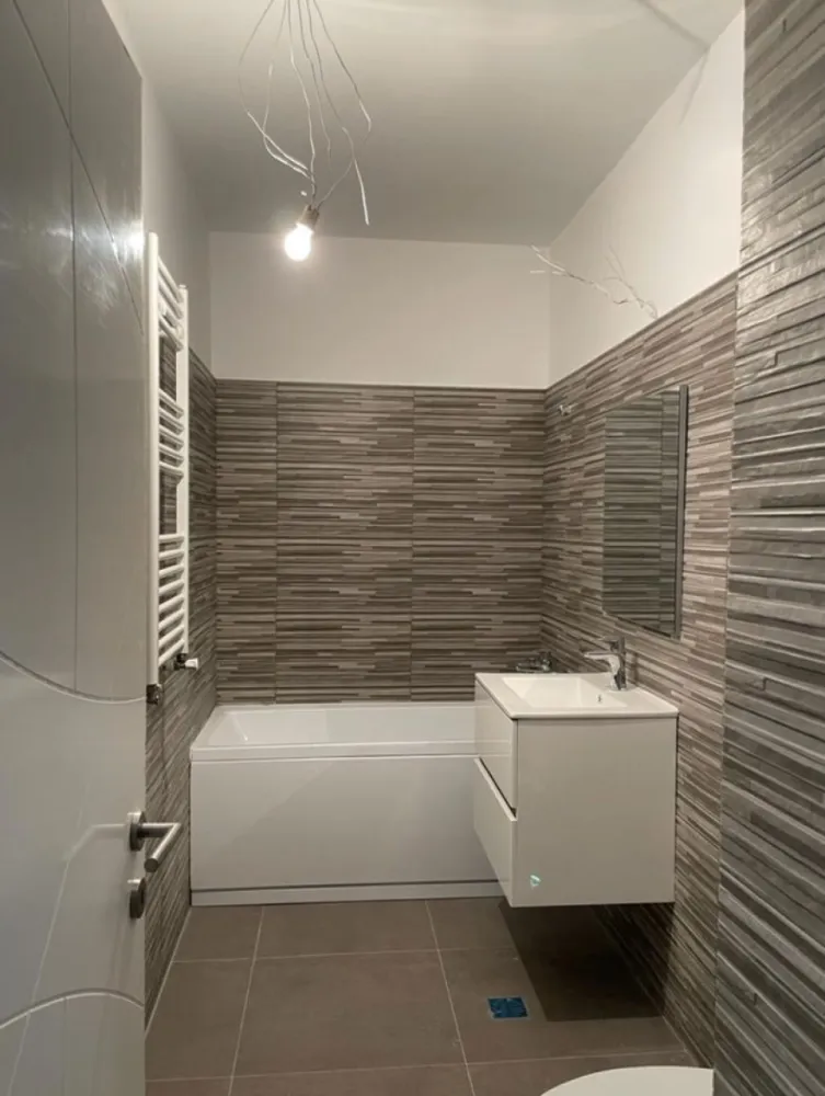 Apartament 3 cam. 85 mp Et. 3 de vanzare Soseaua Alexandriei - Agentia Europa propune spre vanzare cel mai recent proiect ,care este compus din 3 blocuri, amplasate chiar in statia de autobuz Smardan. In prezent, va punem la dispozitie locuinte de 2 camere, cu preturi de lansare,
Apartament cu 3 camere + 2 balcoane la etaj.
.Accesul la ansamblu se face direct din Drumul National!
Statia STB SMARDAN se afla chiar in fata blocului!

Din ansamblu , este acces la toate ariile de interes pentru intreaga familie, de la transportul in comun, spatii de cumparaturi, relaxare in natura, institutii de invatamant, crese, gradinite, iar pentru calatoriile in afara orasului, ai acces rapid la Sos. Alexandriei si Soseaua de centura
-Etaje disponibile Parter- Etaj 5 (in functie de tipul apartamentului)
- Balcoane: 1-2
- Decomandate
-Bai utilate
-Finisaje de lux
Localizat la doar 9 km de Piata Unirii, cartierul este inconjurat de centre comerciale (Mega Image, Cora Alexandriei, Leroy Merlin, Lidl), piete agroalimentare (Piata Rahova si Piata Bragadiru) si multiple unitati de invatamant pentru toate varstele (gradinite, scoli gimnaziale, scoli primare).
Contorizare proprie: contor gaze, contor energie electrica, apometre
Dotari Residence: supraveghere video la intrare, curte comuna cu spatiu verde, parcare supraterana
Apartamentele vor dispune de:
-tamplarie Salamaner tripan (izolare fonica garantata)
-usi de interior
-usa metalica la intrare (vata bazaltica la interior)
-baie complet utilata
-centrala termica proprie
-gresie, faianta, parchet
Va asteptam la vizionari!