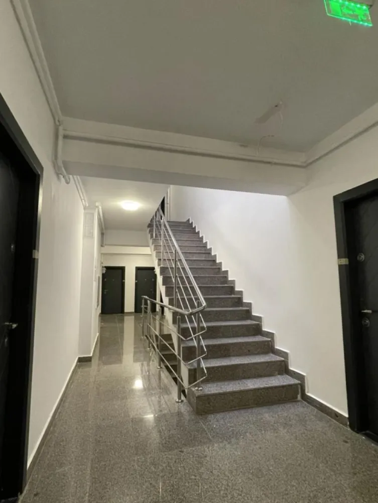 Apartament 3 cam. 85 mp Et. 3 de vanzare Soseaua Alexandriei - Agentia Europa propune spre vanzare cel mai recent proiect ,care este compus din 3 blocuri, amplasate chiar in statia de autobuz Smardan. In prezent, va punem la dispozitie locuinte de 2 camere, cu preturi de lansare,
Apartament cu 3 camere + 2 balcoane la etaj.
.Accesul la ansamblu se face direct din Drumul National!
Statia STB SMARDAN se afla chiar in fata blocului!

Din ansamblu , este acces la toate ariile de interes pentru intreaga familie, de la transportul in comun, spatii de cumparaturi, relaxare in natura, institutii de invatamant, crese, gradinite, iar pentru calatoriile in afara orasului, ai acces rapid la Sos. Alexandriei si Soseaua de centura
-Etaje disponibile Parter- Etaj 5 (in functie de tipul apartamentului)
- Balcoane: 1-2
- Decomandate
-Bai utilate
-Finisaje de lux
Localizat la doar 9 km de Piata Unirii, cartierul este inconjurat de centre comerciale (Mega Image, Cora Alexandriei, Leroy Merlin, Lidl), piete agroalimentare (Piata Rahova si Piata Bragadiru) si multiple unitati de invatamant pentru toate varstele (gradinite, scoli gimnaziale, scoli primare).
Contorizare proprie: contor gaze, contor energie electrica, apometre
Dotari Residence: supraveghere video la intrare, curte comuna cu spatiu verde, parcare supraterana
Apartamentele vor dispune de:
-tamplarie Salamaner tripan (izolare fonica garantata)
-usi de interior
-usa metalica la intrare (vata bazaltica la interior)
-baie complet utilata
-centrala termica proprie
-gresie, faianta, parchet
Va asteptam la vizionari!