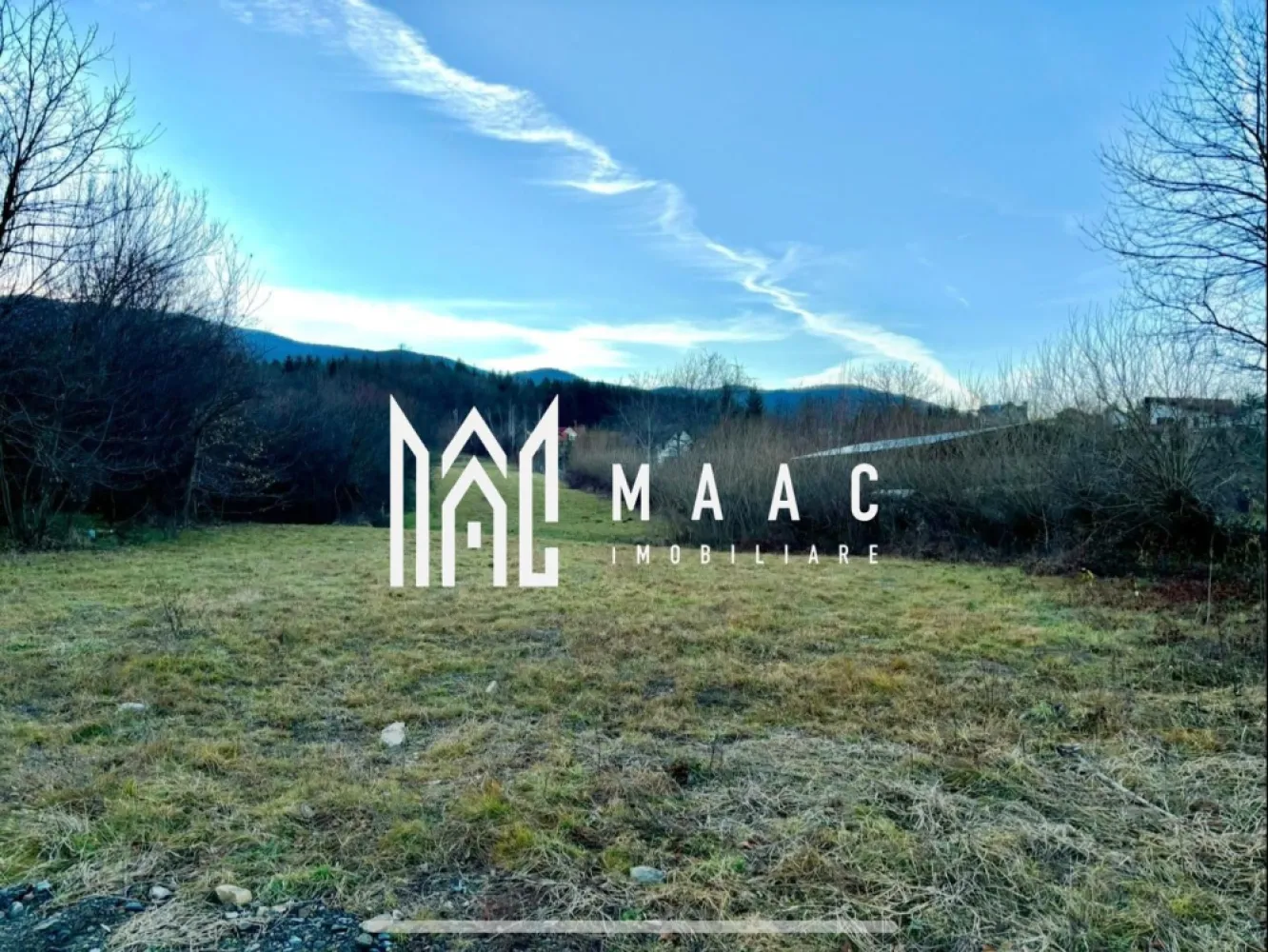 Teren Intravilan | 4700 MP | 2 fronturi stradale | Sadu - MAAC Imobiliare va prezinta un teren intravilan de vânzare – Sadu, jud. Sibiu.

Informații generale:
Localizare: Comuna Sadu, jud. Sibiu
Suprafață totală: 4.700 mp
Categoria de folosință: Fâneață (intravilan)
Forma terenului: alungită, cu deschidere la două drumuri publice (Strada Liliacului și DJ 106C)
Regim juridic: proprietate privată, fără sarcini, ipoteci sau interdicții înscrise în CF

Descriere amplasament și acces:
Terenul este situat într-o zonă liniștită și verde din localitatea Sadu, la doar câteva minute de Sibiu.
Beneficiază de dublu acces rutier:
-Din Drumul Județean 106C (Aleea Gladiolelor) – zonă circulată, cu acces facil către centrul localității și Sibiu;
-Din Strada Liniștii – o stradă secundară, ideală pentru acces rezidențial.
Front stradal generos pe ambele laturi, potrivit pentru parcelare sau dezvoltare de locuințe individuale.

Utilități și infrastructură:
Utilități disponibile în zonă: rețea de energie electrică, apă, gaz și canalizare, cu branșamente existente în proximitate.

Avantaje și potențial:
Terenul are o formă regulată, potrivită pentru dezvoltare rezidențială (case individuale sau duplexuri).
Poate fi parcelat ușor în loturi mai mici, toate cu acces la drum public.
Fără sarcini și cu proprietate clară, gata pentru vânzare și intabulare imediată.
Poziționare ideală pentru cei care caută un teren aproape de oraș, dar într-o zonă cu aer curat și liniște.

Situație juridică:
Conform extrasului de carte funciară:
Teren intravilan, fâneață, neîmprejmuit, cu suprafața de 4.700 mp;

Recomandare:
Ideal pentru investitori, dezvoltatori imobiliari sau familii care doresc un teren amplu într-o zonă curată și bine conectată la Sibiu.

Pentru mai multe detalii precizati telefonic ca ati vazut anuntul cu ID: CP2775946