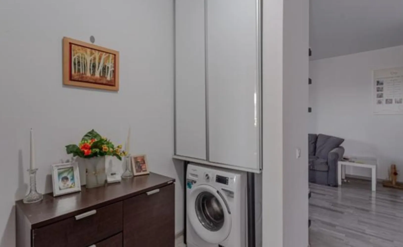 Ap. 3 cam 72 mp de vanzare Et.3/4 An 2020 Metalurgiei Binelui - Agentia Europa vinde un apartament 3 camere situat in zona Metalurgiei in spate la Grand Arena, intr-un bloc de 4 etaje. 
Apartamentul este amplasat la etajul 3 si are in componenta 2 dormitoare, 1 living cu bucatarie open space cu centrala pe gaz proprie, si 2 grupuri sanitare. 
Suprafata utila este de 61,2 mp plus un balcon generos de 11m, rezultand o suprafata totala de 72,2 mp. 
Accesul in balcon se face din living si dormitorul mare. Blocul are apometre, RCS-RDS, CCTV, 1 lift. 
Exista si un loc de parcare sub balcon inclus in pret .
La cerere se poate vinde mobilat.