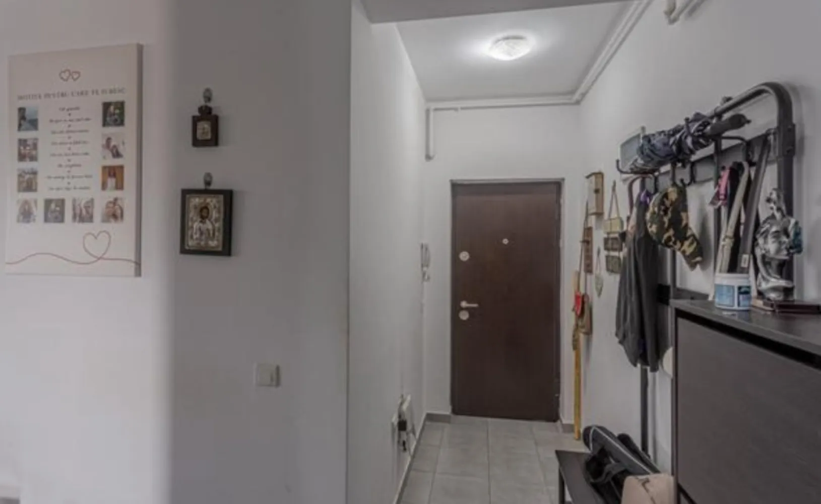 Ap. 3 cam 72 mp de vanzare Et.3/4 An 2020 Metalurgiei Binelui - Agentia Europa vinde un apartament 3 camere situat in zona Metalurgiei in spate la Grand Arena, intr-un bloc de 4 etaje. 
Apartamentul este amplasat la etajul 3 si are in componenta 2 dormitoare, 1 living cu bucatarie open space cu centrala pe gaz proprie, si 2 grupuri sanitare. 
Suprafata utila este de 61,2 mp plus un balcon generos de 11m, rezultand o suprafata totala de 72,2 mp. 
Accesul in balcon se face din living si dormitorul mare. Blocul are apometre, RCS-RDS, CCTV, 1 lift. 
Exista si un loc de parcare sub balcon inclus in pret .
La cerere se poate vinde mobilat.