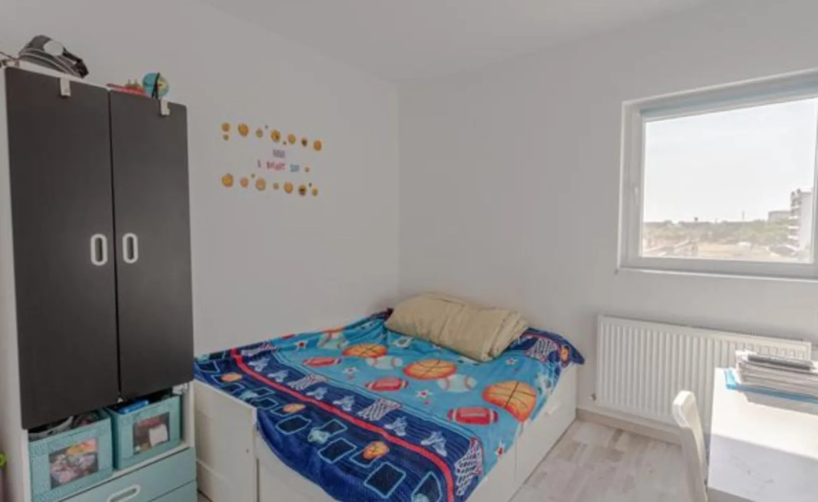 Ap. 3 cam 72 mp de vanzare Et.3/4 An 2020 Metalurgiei Binelui - Agentia Europa vinde un apartament 3 camere situat in zona Metalurgiei in spate la Grand Arena, intr-un bloc de 4 etaje. 
Apartamentul este amplasat la etajul 3 si are in componenta 2 dormitoare, 1 living cu bucatarie open space cu centrala pe gaz proprie, si 2 grupuri sanitare. 
Suprafata utila este de 61,2 mp plus un balcon generos de 11m, rezultand o suprafata totala de 72,2 mp. 
Accesul in balcon se face din living si dormitorul mare. Blocul are apometre, RCS-RDS, CCTV, 1 lift. 
Exista si un loc de parcare sub balcon inclus in pret .
La cerere se poate vinde mobilat.