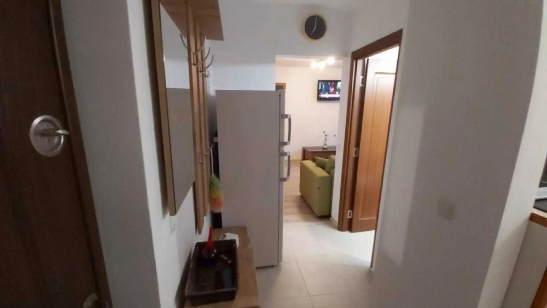 Apartament cu 2 camere din Micro 14 - Apartament modern și elegant situat la etajul 1 al unui bloc din cărămidă cu 4 etaje cu o suprafață utilă de 31 mp, geamuri, termopan, centrală termică proprie, aer condiționat, mașină de spălat, loc de parcare auto etc. Se vinde complet utilat, imediat ocupabil.