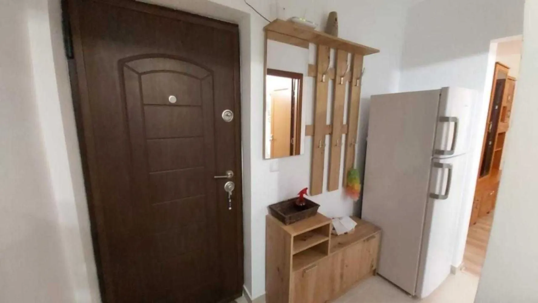 Apartament cu 2 camere din Micro 14 - Apartament modern și elegant situat la etajul 1 al unui bloc din cărămidă cu 4 etaje cu o suprafață utilă de 31 mp, geamuri, termopan, centrală termică proprie, aer condiționat, mașină de spălat, loc de parcare auto etc. Se vinde complet utilat, imediat ocupabil.