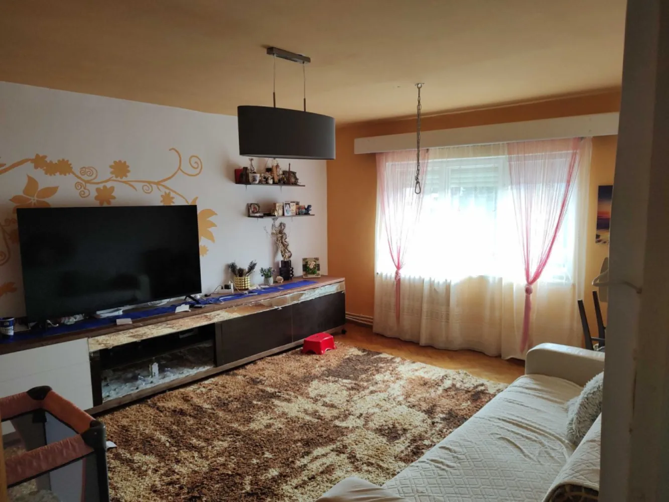 Vand apartament 3 camere Micro17 ,80mp - Va propunem spre vanzare un apartament spatios (80mp) decomandat ,situat in cartier micro 17 zona Scoala Ion Creanga 
Apartamentul este unul modest, locuibil ,compus din 3 camere ,2 bai ,2 balcoane (cate unul pe fiecare parte a blocului)
Dispune de centrala pe gaz,calorifere de fonta ,nu are geamuri termopan,parchet lemn masiv peste tot ,gresie faianta in bucatarie si bai
Este situat la etajul 3/4 
Dispune de sistem de climatizare si un loc de parcare rezervat la scara blocului
Scara este curata ,vecini linistiti
Se afla intro zona cu acces la facilitatiile de zi cu zi parcuri ,magazine ,piata ,banca ,posta statii de autobus 2-3 minute fiecare 
Www.brasadas.com.