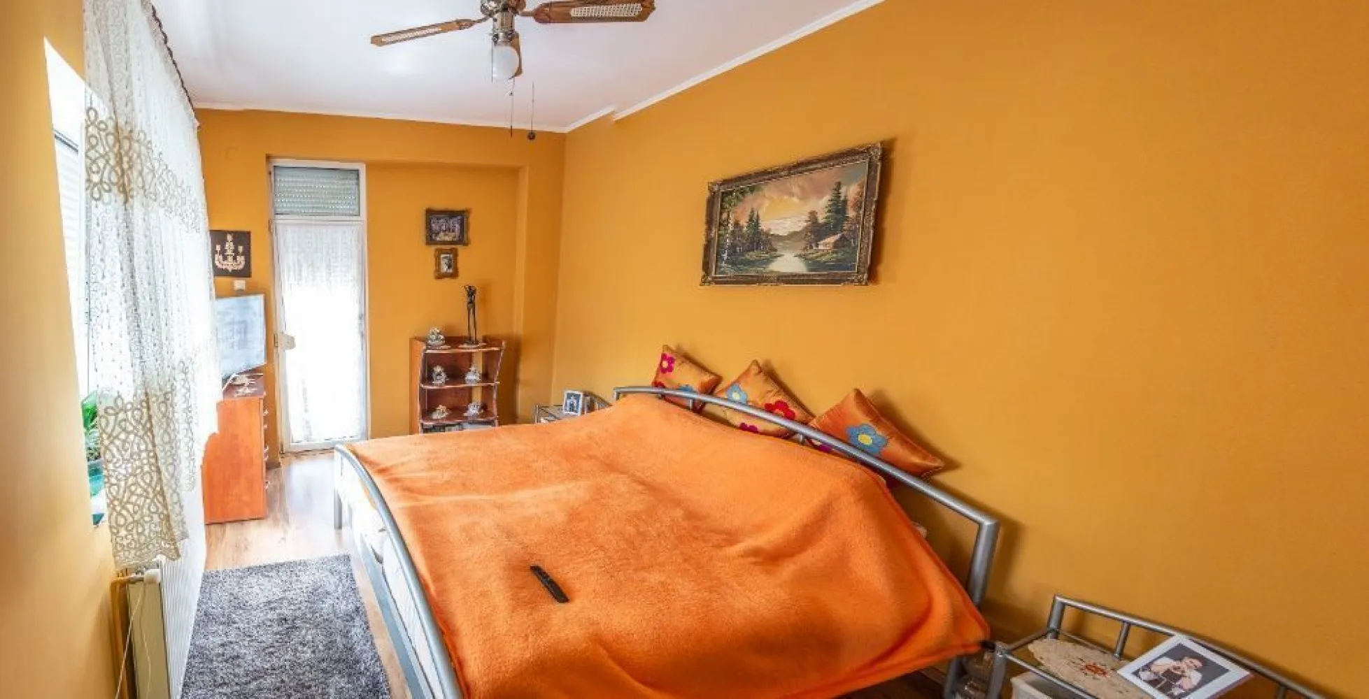 BRASADAS vinde casă cu etaj in zona Titulescu. - Agenția imobiliara BRASADAS vinde casă cu trei nivele,din 1980, modernizată. Este compus din cinci camere,trei băi trei bucătării, mobilat ,gaz, apă ,canalizare, două centrale termice, beci cu două compartimente, curte, grădina, parcare în fața casei pentru două- trei mașini, garaj, două balcoane pe front , două terase înspre curte.Este într-o zonă liniștită în zona Titulescu, ideal pentru două falmilii plus birouri.
Www.brasadas.com.