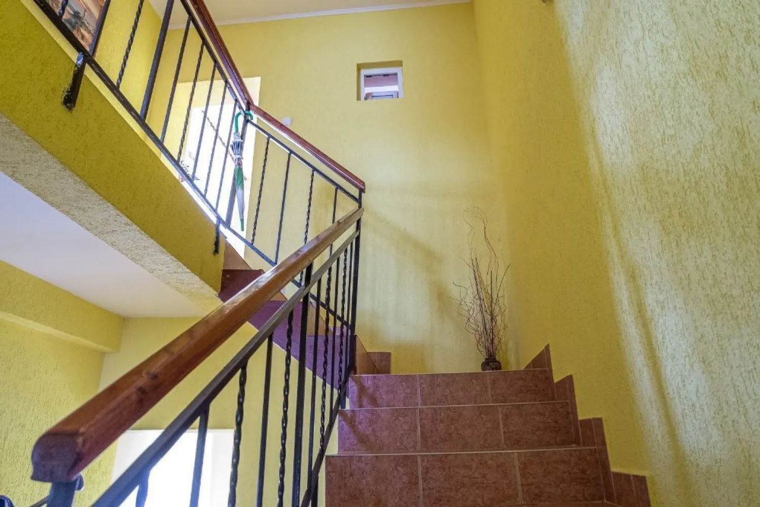BRASADAS vinde casă cu etaj in zona Titulescu. - Agenția imobiliara BRASADAS vinde casă cu trei nivele,din 1980, modernizată. Este compus din cinci camere,trei băi trei bucătării, mobilat ,gaz, apă ,canalizare, două centrale termice, beci cu două compartimente, curte, grădina, parcare în fața casei pentru două- trei mașini, garaj, două balcoane pe front , două terase înspre curte.Este într-o zonă liniștită în zona Titulescu, ideal pentru două falmilii plus birouri.
Www.brasadas.com.