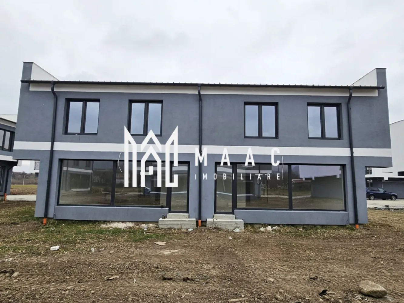 Casa Tip Duplex | 110MPU | 264MP Teren | La Alb - MAAC Imobiliare vă propune spre vânzare o locuință tip duplex cu predare la alb, amplasată într-o zonă liniștită, aproape de facilități urbane, oferind în același timp confortul specific unui cartier rezidențial de calitate.

Proprietatea are o suprafață utilă de 110 mp și o suprafață construită de 168 mp, fiind edificată pe un teren total de 264 mp, cu amprentă la sol de 70 mp. Construcția este realizată în anul 2024 și se predă la stadiul de alb avansat, oferind posibilitatea personalizării finisajelor interioare.

Compartimentarea este eficientă și bine organizată:

parter:
-bucătărie spațioasă
-hol de acces
-baie spațioasă
-living generos, cu lumină naturală abundentă și acces direct în grădina proprie

etaj:
-3 dormitoare confortabile, dintre care unul cu ieșire pe balcon
-baie spațioasă
-hol de acces
-dressing

Locuința beneficiază de grădină privată, ideală pentru relaxare sau petrecerea timpului liber, precum și de balcon, potrivit pentru momente de relaxare. Amplasarea în apropierea Pădurii Dumbrava, a parcurilor și zonelor de agrement reprezintă un avantaj major pentru cei care își doresc acces rapid la natură și activități recreative.

Această casă tip duplex reprezintă o opțiune potrivită pentru familiile care caută o locuință modernă, spațioasă, într-o locație foarte bună.

Pentru mai multe informații sau pentru programarea unei vizionări, vă rugăm să menționați numărul CP2773987 la telefon.