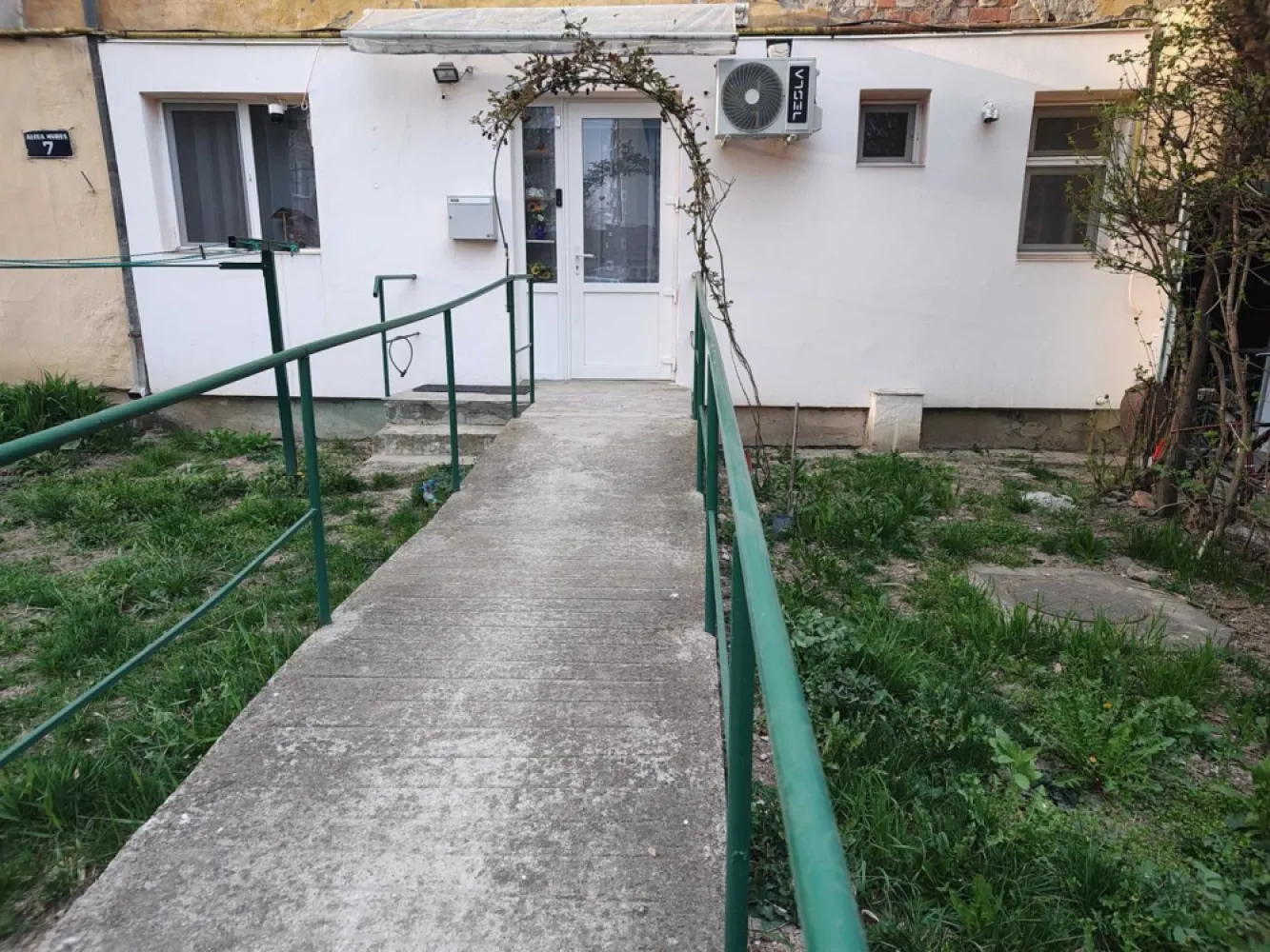 BRASADAS vinde ap 2 cam 31 mp. la PARTER in Micro 14. - Agentia Imobiliara BRASADAS vinde apartament cu 2 camere la PARTER cu intrare separata (se poate folosi ca firma, birou sau locuinta cu proiect, aprobari schita RLV) și are o suprafață utilă de 31 mp. 
Compartimentarea este nedecomandată, ceea ce oferă un spațiu deschis. 
Finisajele sunt simple, cu pereți albi și pardoseală din laminate și gresie. 
Este perfect pentru cei care caută un loc de trai confortabil.
Locația este excelentă, aflându-se în apropierea pietei, spitalului, magazine, farmacie. 
De asemenea, parcările și stațiile de autobuz sunt foarte accesibile, facilitând transportul în oraș.
Www.brasadas.com.