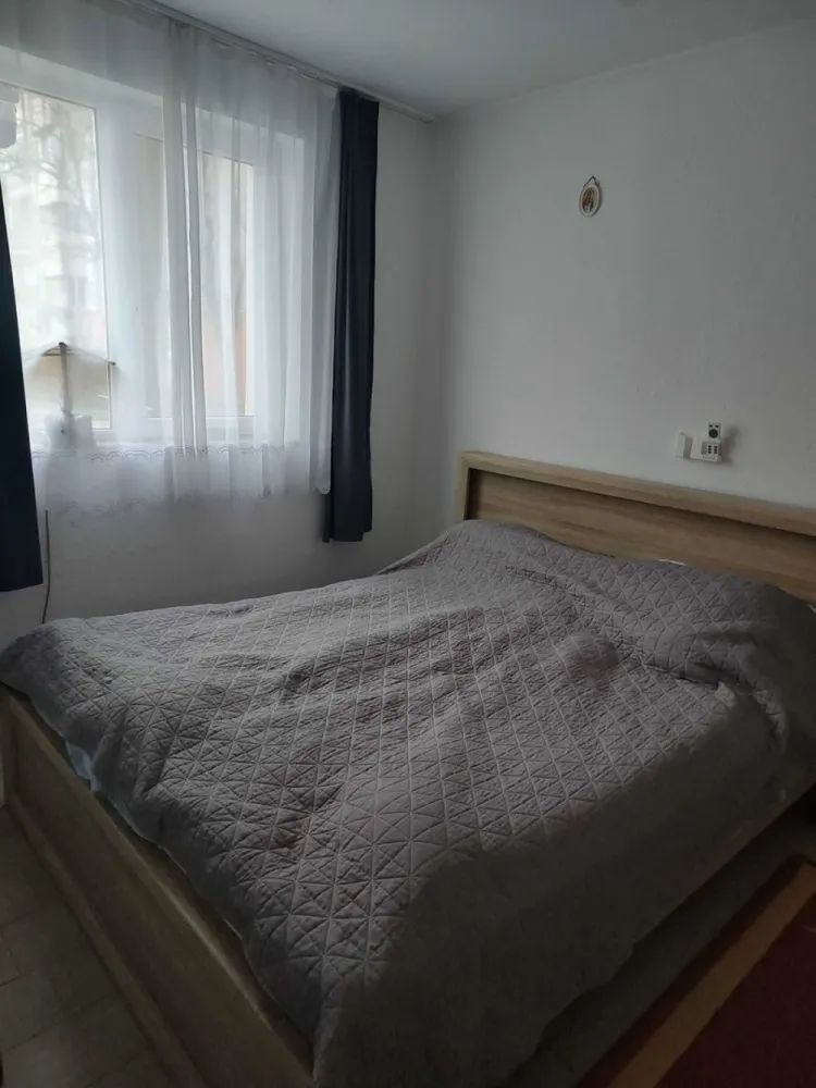 BRASADAS vinde ap 2 cam 31 mp. la PARTER in Micro 14. - Agentia Imobiliara BRASADAS vinde apartament cu 2 camere la PARTER cu intrare separata (se poate folosi ca firma, birou sau locuinta cu proiect, aprobari schita RLV) și are o suprafață utilă de 31 mp. 
Compartimentarea este nedecomandată, ceea ce oferă un spațiu deschis. 
Finisajele sunt simple, cu pereți albi și pardoseală din laminate și gresie. 
Este perfect pentru cei care caută un loc de trai confortabil.
Locația este excelentă, aflându-se în apropierea pietei, spitalului, magazine, farmacie. 
De asemenea, parcările și stațiile de autobuz sunt foarte accesibile, facilitând transportul în oraș.
Www.brasadas.com.
