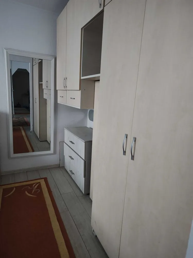 BRASADAS vinde ap 2 cam 31 mp. la PARTER in Micro 14. - Agentia Imobiliara BRASADAS vinde apartament cu 2 camere la PARTER cu intrare separata (se poate folosi ca firma, birou sau locuinta cu proiect, aprobari schita RLV) și are o suprafață utilă de 31 mp. 
Compartimentarea este nedecomandată, ceea ce oferă un spațiu deschis. 
Finisajele sunt simple, cu pereți albi și pardoseală din laminate și gresie. 
Este perfect pentru cei care caută un loc de trai confortabil.
Locația este excelentă, aflându-se în apropierea pietei, spitalului, magazine, farmacie. 
De asemenea, parcările și stațiile de autobuz sunt foarte accesibile, facilitând transportul în oraș.
Www.brasadas.com.