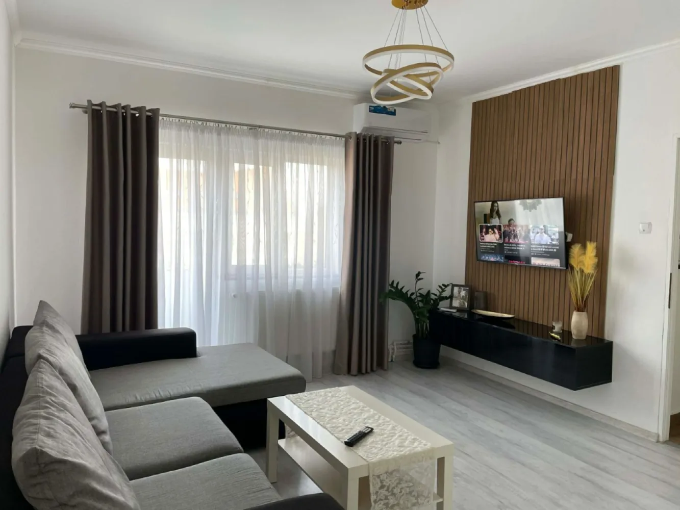 BRASADAS vinde ap 2 cam 51mp etaj 4/4 zona ULTRACENTRALA. - Agentia Imobiliara BRASADAS vinde apartament in zona ULTRACENTRALA cu suprafata de 51.75 mp la etajul 4/4.
Apartamentul este împărțit astfel : două camere semidecomandate , balcon (cu vedere spre biserică reformată cu lanțuri) , hol de acces din living spre baie sau dormitor, bucătărie deschisa cu un hol generos. 
Apartamentul este renovat de la 0 , de aproximativ un an de zile, dotat cu centrala proprie, aer condiționat, mobilat complet cu electrocasnice noi incluse (cu garanție).
Blocul prezintă curte interioară cu posibilitatea de a parca.
Www.brasadas.com.