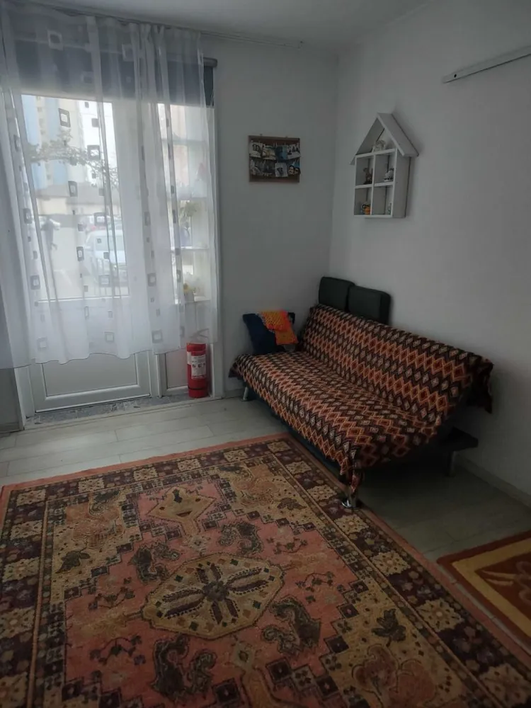 BRASADAS vinde ap 2 cam 31 mp. la PARTER in Micro 14. - Agentia Imobiliara BRASADAS vinde apartament cu 2 camere la PARTER cu intrare separata (se poate folosi ca firma, birou sau locuinta cu proiect, aprobari schita RLV) și are o suprafață utilă de 31 mp. 
Compartimentarea este nedecomandată, ceea ce oferă un spațiu deschis. 
Finisajele sunt simple, cu pereți albi și pardoseală din laminate și gresie. 
Este perfect pentru cei care caută un loc de trai confortabil.
Locația este excelentă, aflându-se în apropierea pietei, spitalului, magazine, farmacie. 
De asemenea, parcările și stațiile de autobuz sunt foarte accesibile, facilitând transportul în oraș.
Www.brasadas.com.