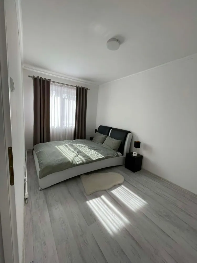 BRASADAS vinde ap 2 cam 51mp etaj 4/4 zona ULTRACENTRALA. - Agentia Imobiliara BRASADAS vinde apartament in zona ULTRACENTRALA cu suprafata de 51.75 mp la etajul 4/4.
Apartamentul este împărțit astfel : două camere semidecomandate , balcon (cu vedere spre biserică reformată cu lanțuri) , hol de acces din living spre baie sau dormitor, bucătărie deschisa cu un hol generos. 
Apartamentul este renovat de la 0 , de aproximativ un an de zile, dotat cu centrala proprie, aer condiționat, mobilat complet cu electrocasnice noi incluse (cu garanție).
Blocul prezintă curte interioară cu posibilitatea de a parca.
Www.brasadas.com.