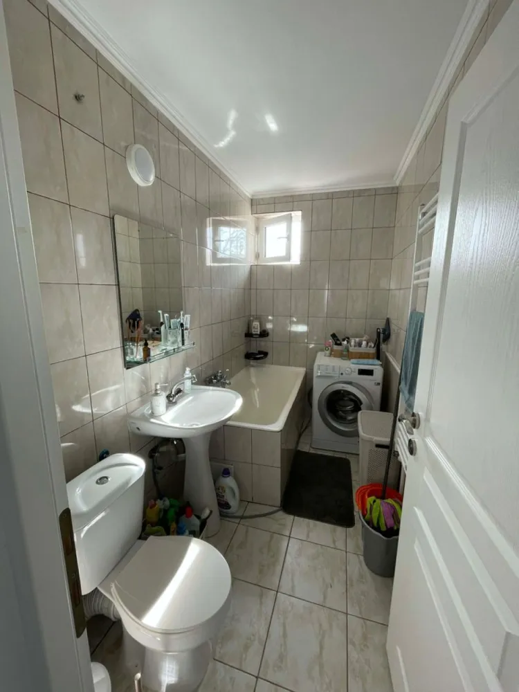BRASADAS vinde ap 2 cam 51mp etaj 4/4 zona ULTRACENTRALA. - Agentia Imobiliara BRASADAS vinde apartament in zona ULTRACENTRALA cu suprafata de 51.75 mp la etajul 4/4.
Apartamentul este împărțit astfel : două camere semidecomandate , balcon (cu vedere spre biserică reformată cu lanțuri) , hol de acces din living spre baie sau dormitor, bucătărie deschisa cu un hol generos. 
Apartamentul este renovat de la 0 , de aproximativ un an de zile, dotat cu centrala proprie, aer condiționat, mobilat complet cu electrocasnice noi incluse (cu garanție).
Blocul prezintă curte interioară cu posibilitatea de a parca.
Www.brasadas.com.