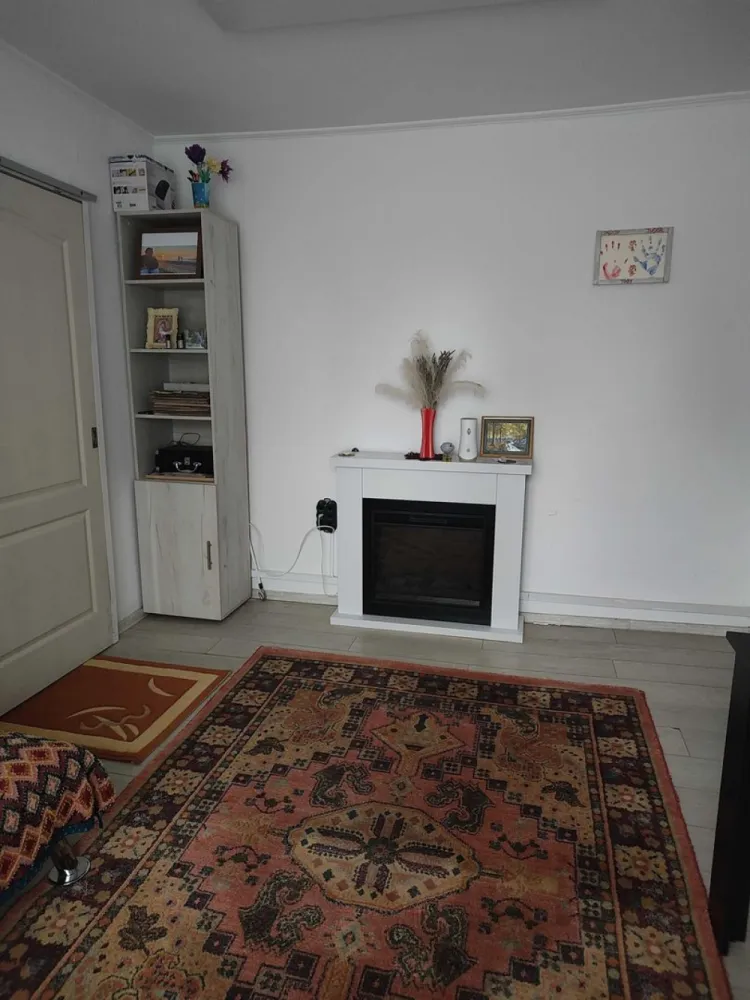 BRASADAS vinde ap 2 cam 31 mp. la PARTER in Micro 14. - Agentia Imobiliara BRASADAS vinde apartament cu 2 camere la PARTER cu intrare separata (se poate folosi ca firma, birou sau locuinta cu proiect, aprobari schita RLV) și are o suprafață utilă de 31 mp. 
Compartimentarea este nedecomandată, ceea ce oferă un spațiu deschis. 
Finisajele sunt simple, cu pereți albi și pardoseală din laminate și gresie. 
Este perfect pentru cei care caută un loc de trai confortabil.
Locația este excelentă, aflându-se în apropierea pietei, spitalului, magazine, farmacie. 
De asemenea, parcările și stațiile de autobuz sunt foarte accesibile, facilitând transportul în oraș.
Www.brasadas.com.