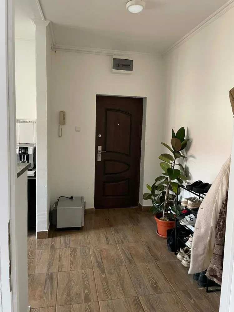 BRASADAS vinde ap 2 cam 51mp etaj 4/4 zona ULTRACENTRALA. - Agentia Imobiliara BRASADAS vinde apartament in zona ULTRACENTRALA cu suprafata de 51.75 mp la etajul 4/4.
Apartamentul este împărțit astfel : două camere semidecomandate , balcon (cu vedere spre biserică reformată cu lanțuri) , hol de acces din living spre baie sau dormitor, bucătărie deschisa cu un hol generos. 
Apartamentul este renovat de la 0 , de aproximativ un an de zile, dotat cu centrala proprie, aer condiționat, mobilat complet cu electrocasnice noi incluse (cu garanție).
Blocul prezintă curte interioară cu posibilitatea de a parca.
Www.brasadas.com.