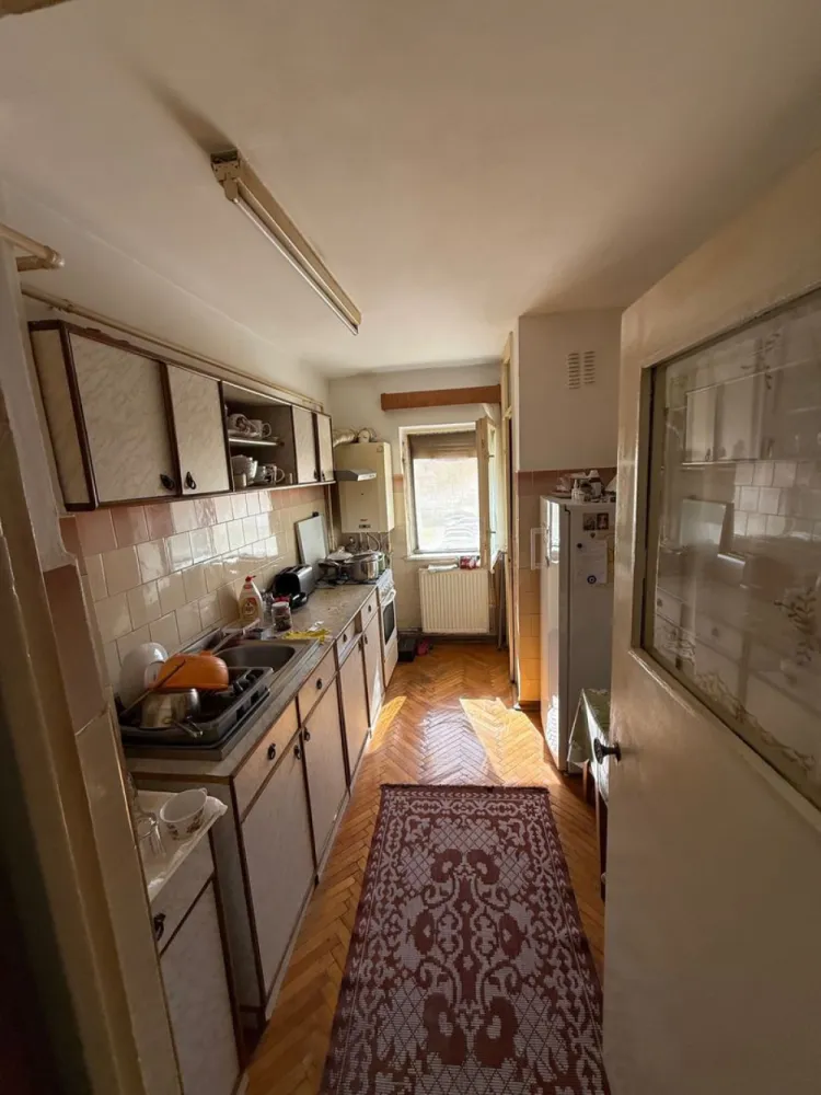 BRASADAS vinde ap 3 cam etaj 2/4 in Micro 17. - Agentia Imobiliara BRASADAS vinde apartament cu doua camere situat la etajul 2/4 in Micro 17 pe b- dul Independentei, zona postei cu beci de la subsol. 
Www.brasadas.com.
