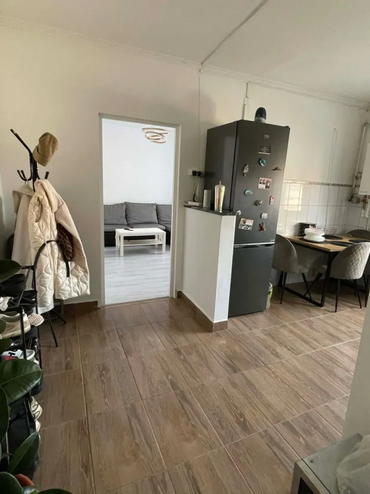 BRASADAS vinde ap 2 cam 51mp etaj 4/4 zona ULTRACENTRALA. - Agentia Imobiliara BRASADAS vinde apartament in zona ULTRACENTRALA cu suprafata de 51.75 mp la etajul 4/4.
Apartamentul este împărțit astfel : două camere semidecomandate , balcon (cu vedere spre biserică reformată cu lanțuri) , hol de acces din living spre baie sau dormitor, bucătărie deschisa cu un hol generos. 
Apartamentul este renovat de la 0 , de aproximativ un an de zile, dotat cu centrala proprie, aer condiționat, mobilat complet cu electrocasnice noi incluse (cu garanție).
Blocul prezintă curte interioară cu posibilitatea de a parca.
Www.brasadas.com.