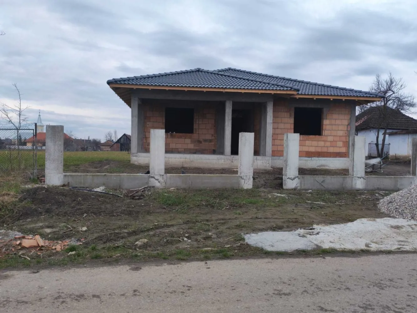 Casa in Amati comuna Paulesti - Casa pe un nivel in localitatea Amati comuna Paulesti, construita pe un teren de 800 metri patrati 8 (ari)cu un front stradal de 20 metri , compartimentat astfel :trei dormitoare doua bai living cu bucatarie si doua terase, suprafata construita este de 145 m2 Toate actele sunt in regula! toate avizele pentru utilitati favorabile! , mai multe detalii la telefon 07******43