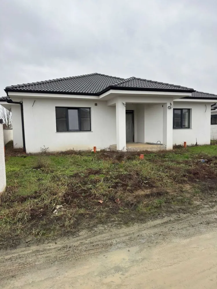 BRASADAS vinde casa in stil mediteranean, 160mp. - Agentia Imobiliara BRASADAS vinde casa in stil mediteranean – Spațiu, eleganță și confort.

Vă propunem spre vânzare o casă parter, construită în stil mediteranean, ideală pentru o familie care își dorește confort, lumină naturală și un spațiu bine compartimentat.

 Suprafață teren: 5,92 ari
 Suprafață utilă: 160 mp

 Compartimentare:

4 dormitoare spațioase

3 băi

Living generos și luminos

Bucătărie

Dressing

Cameră tehnică

Terasă ideală pentru relaxare

 Stadiu și dotări:

Imobil semifinisat

Pereți tencuiți

Instalație electrică realizată

Încălzire în pardoseală

Tâmplărie PVC REHAU, 2 sticle

Casa impresionează prin arhitectura elegantă în stil mediteranean, spațiile aerisite și compartimentarea practică. Terasa și terenul de 5,92 ari oferă posibilitatea amenajării unei grădini sau a unei zone de relaxare după propriul gust.

Construcție pe un singur nivel – confort maxim
 Ideală pentru familie numeroasă
 Posibilitate de personalizare a finisajelor

Www.brasadas.com.